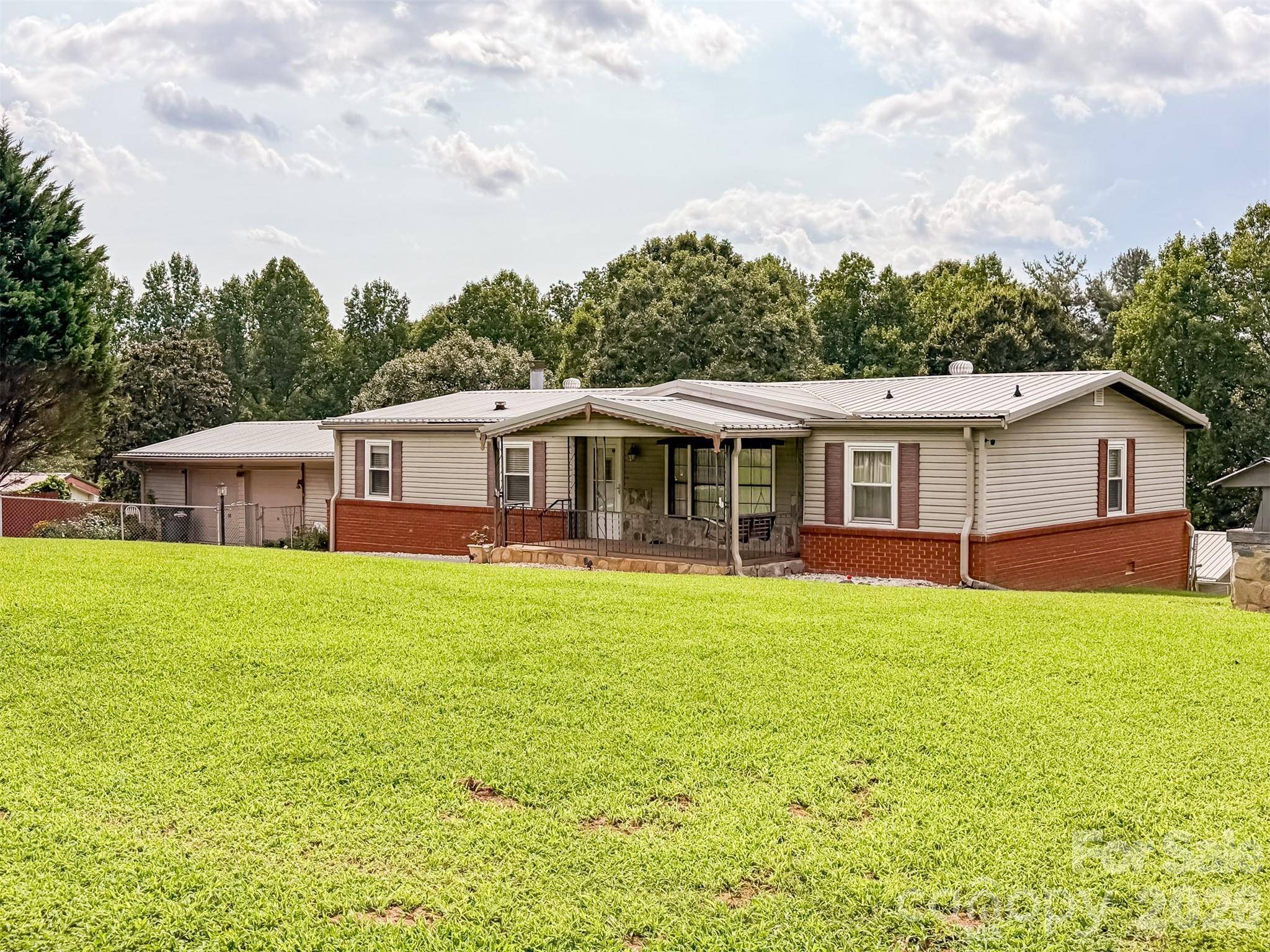 1898 Henry Smith ST, Hickory, NC 28601