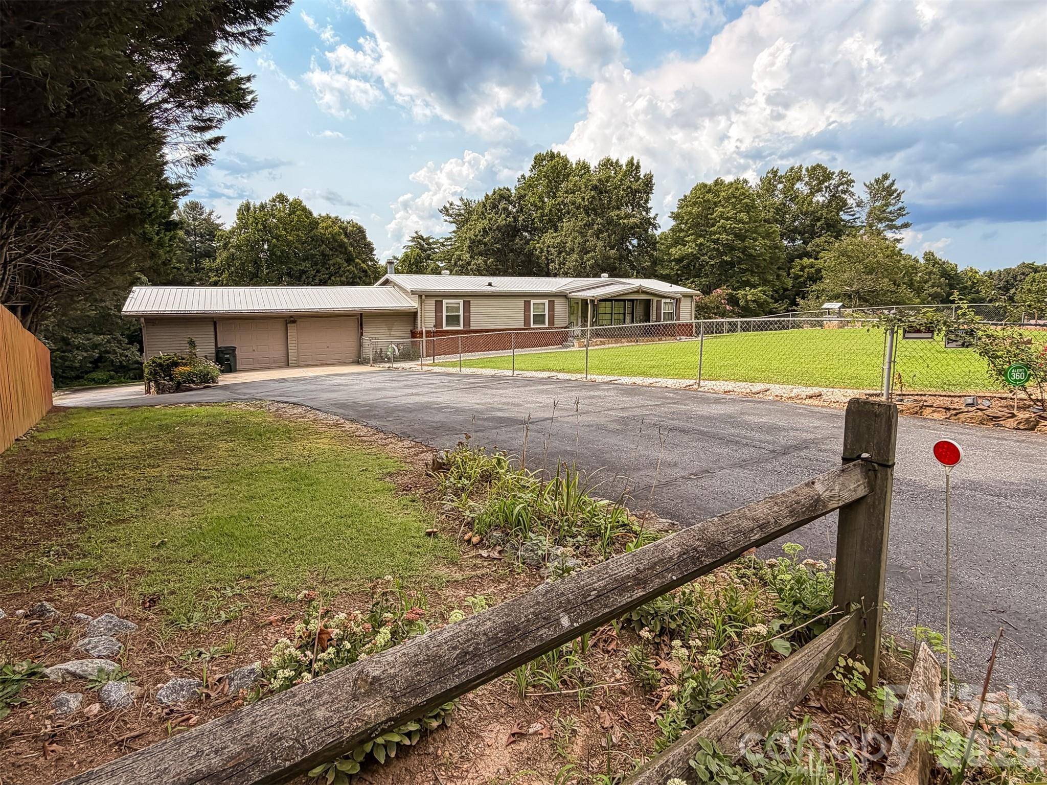 1898 Henry Smith ST, Hickory, NC 28601