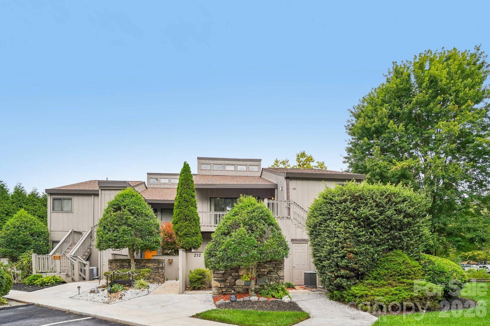 210 Juniper LN, Hendersonville, NC 28739
