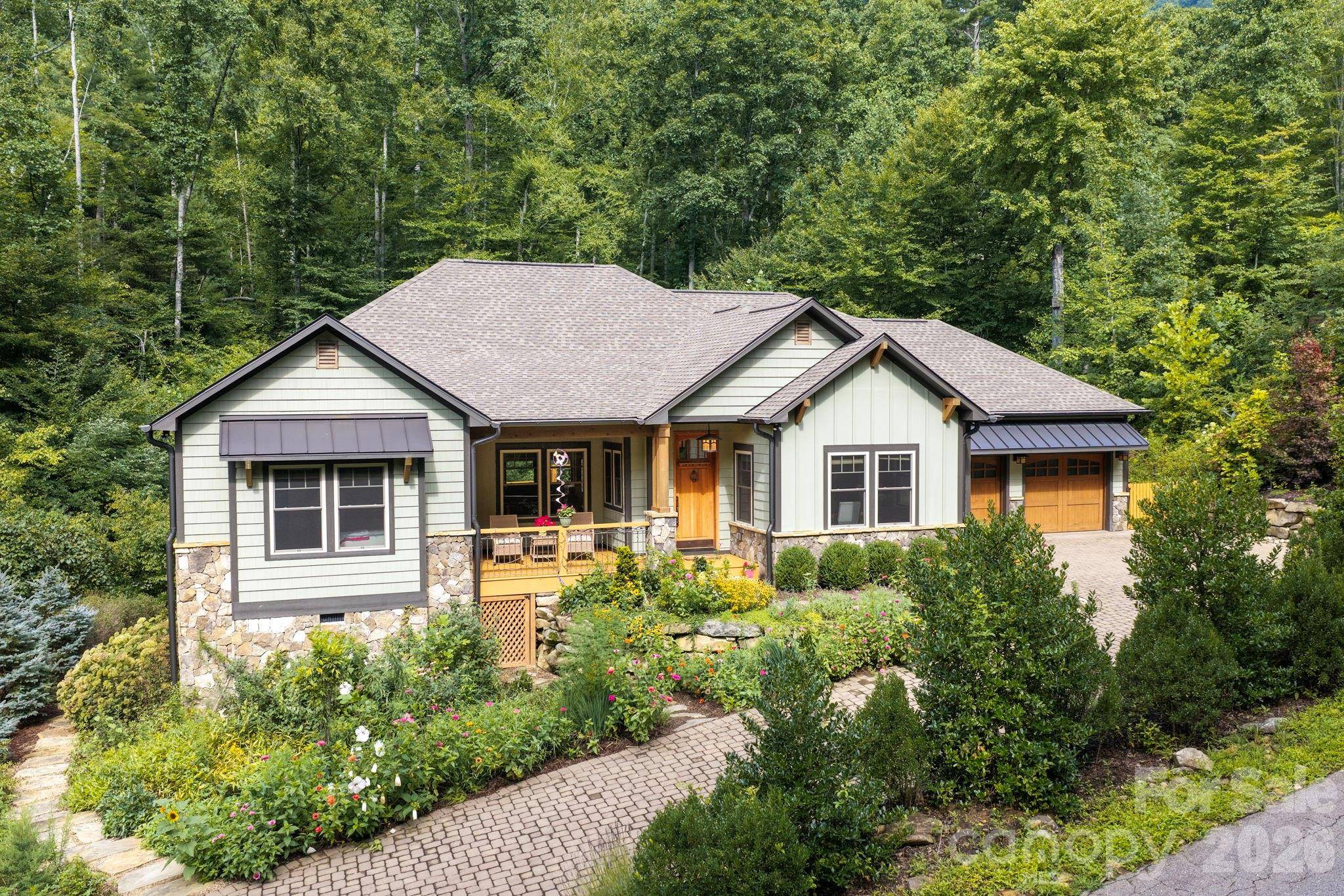 18 Hawks Pointe LN, Weaverville, NC 28787