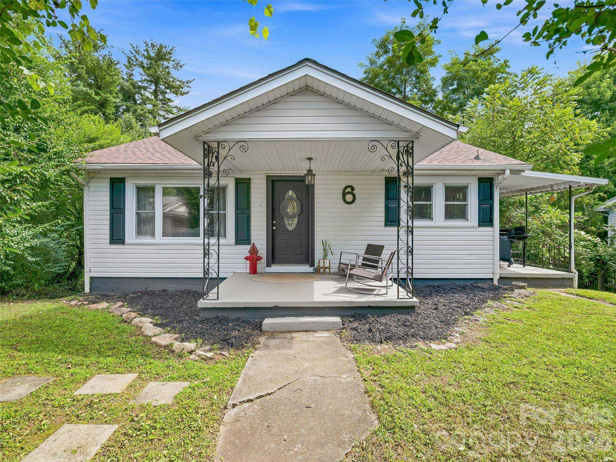 6 Bradford CIR, Candler, NC 28715