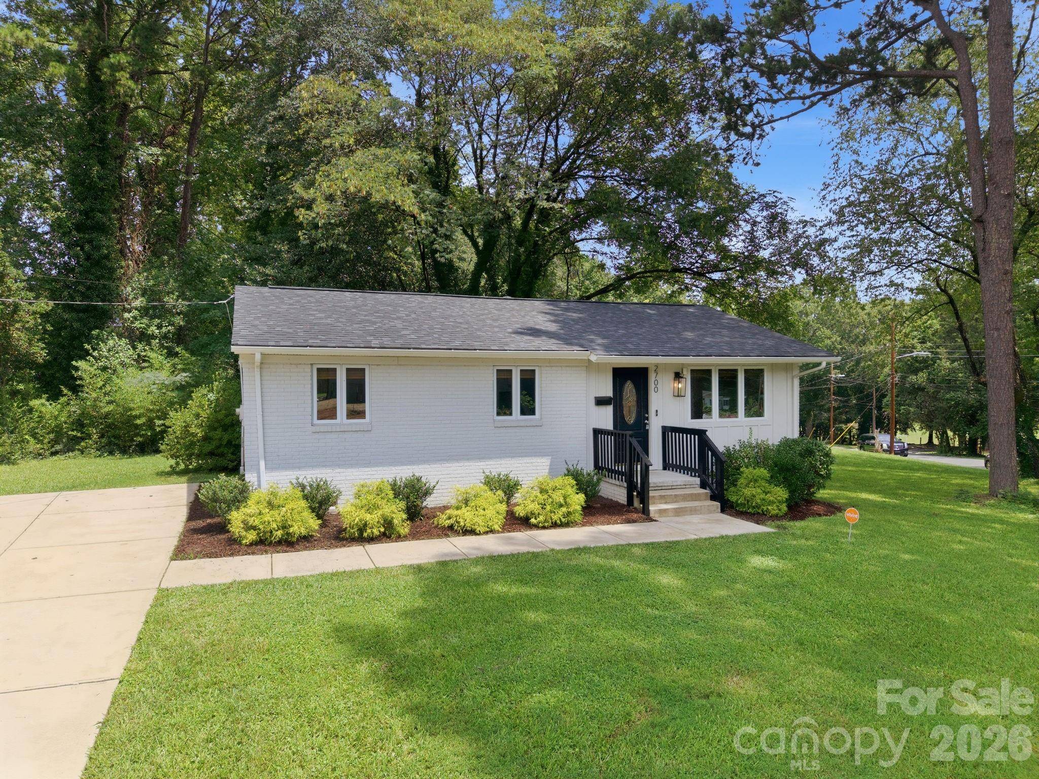2700 Ravencroft DR, Charlotte, NC 28208