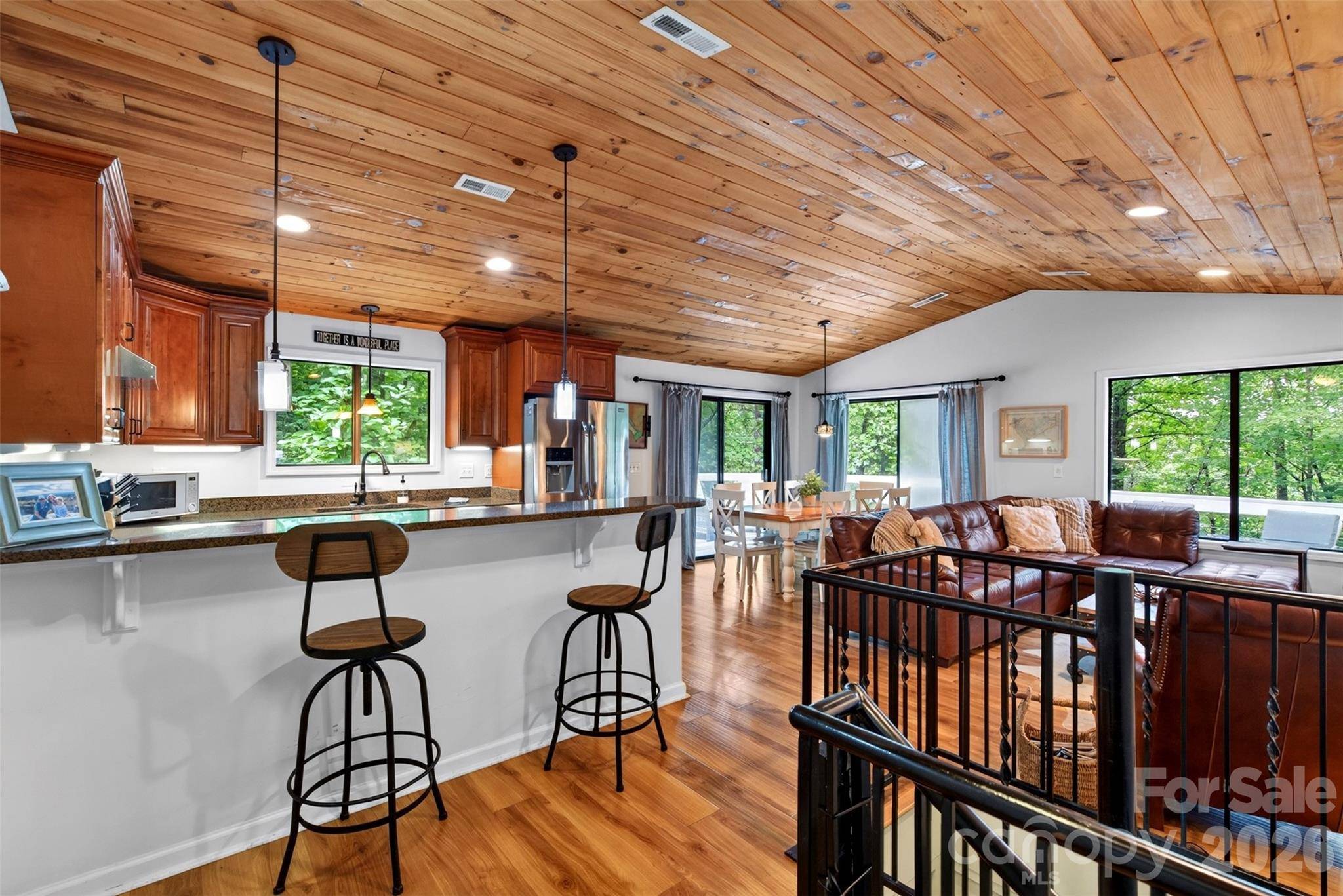 2 Bear Rock Loop RD, Hendersonville, NC 28739