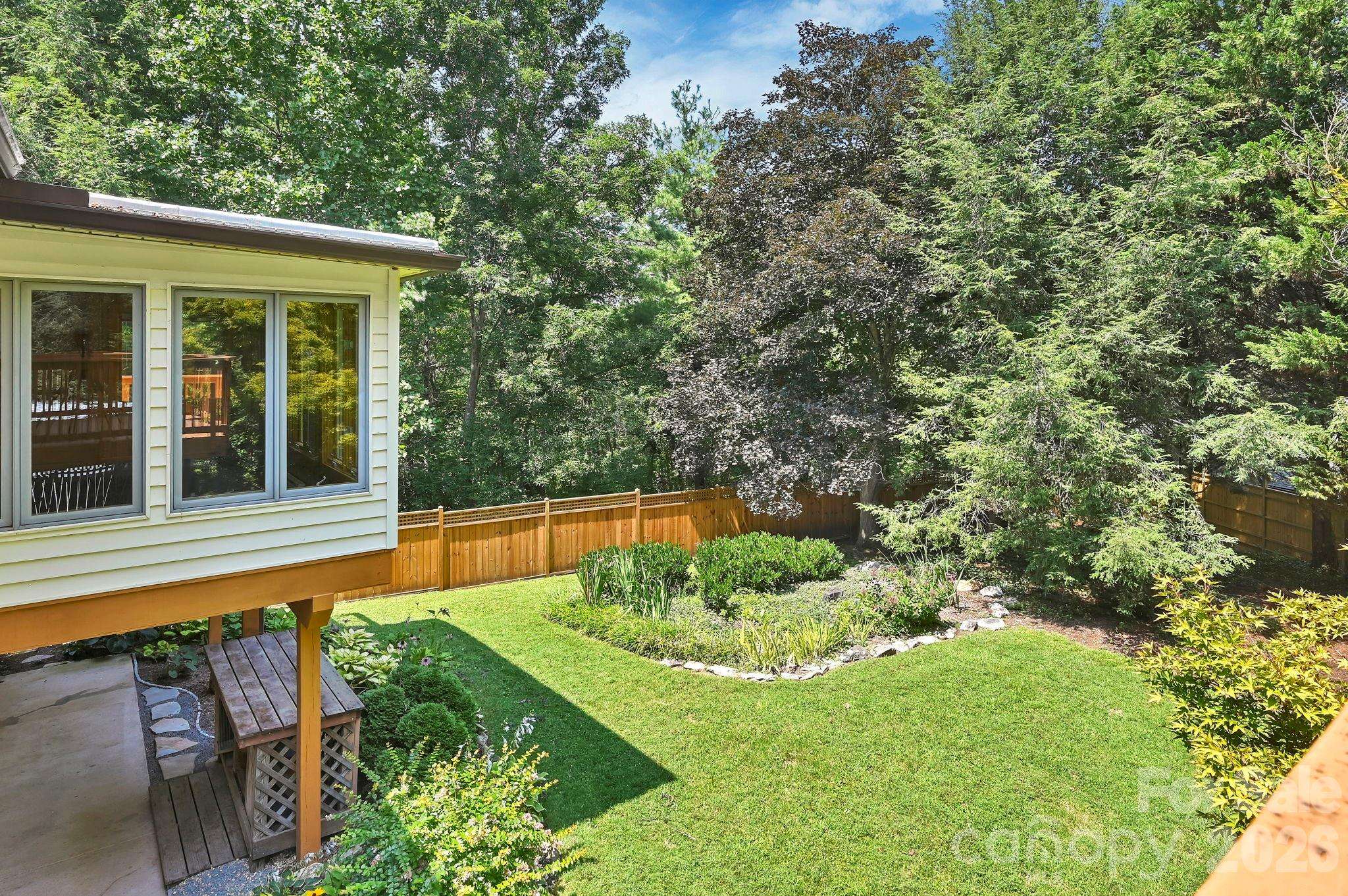 30 Nichols Hill DR, Asheville, NC 28804
