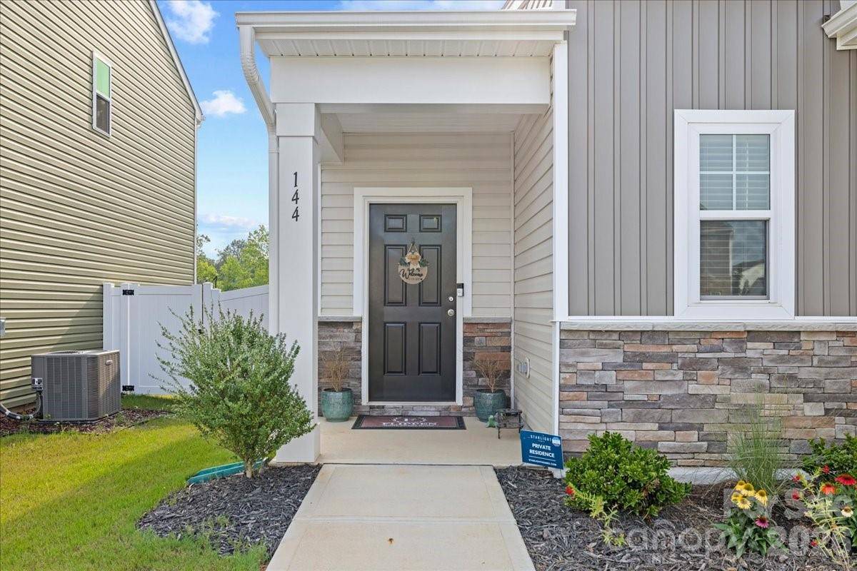 144 BABBLING BROOK DR, Clayton, NC 27520