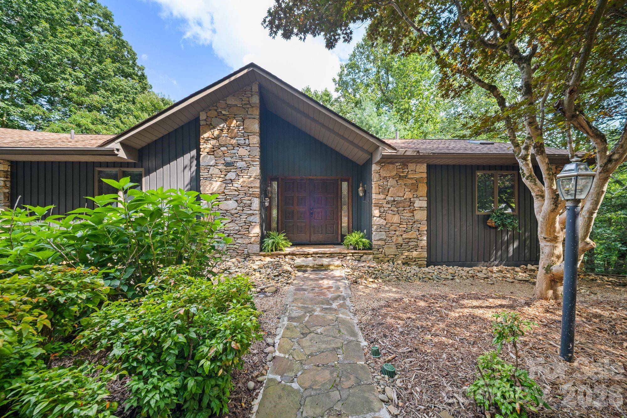 1105 High Vista DR, Mills River, NC 28759