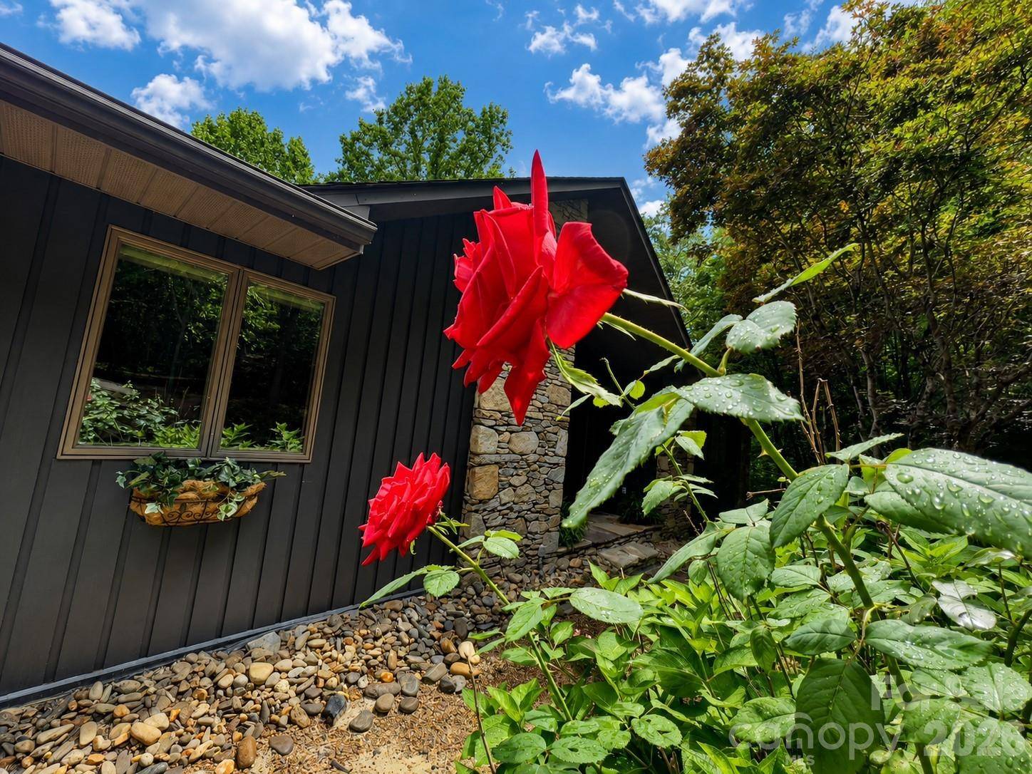 1105 High Vista DR, Mills River, NC 28759