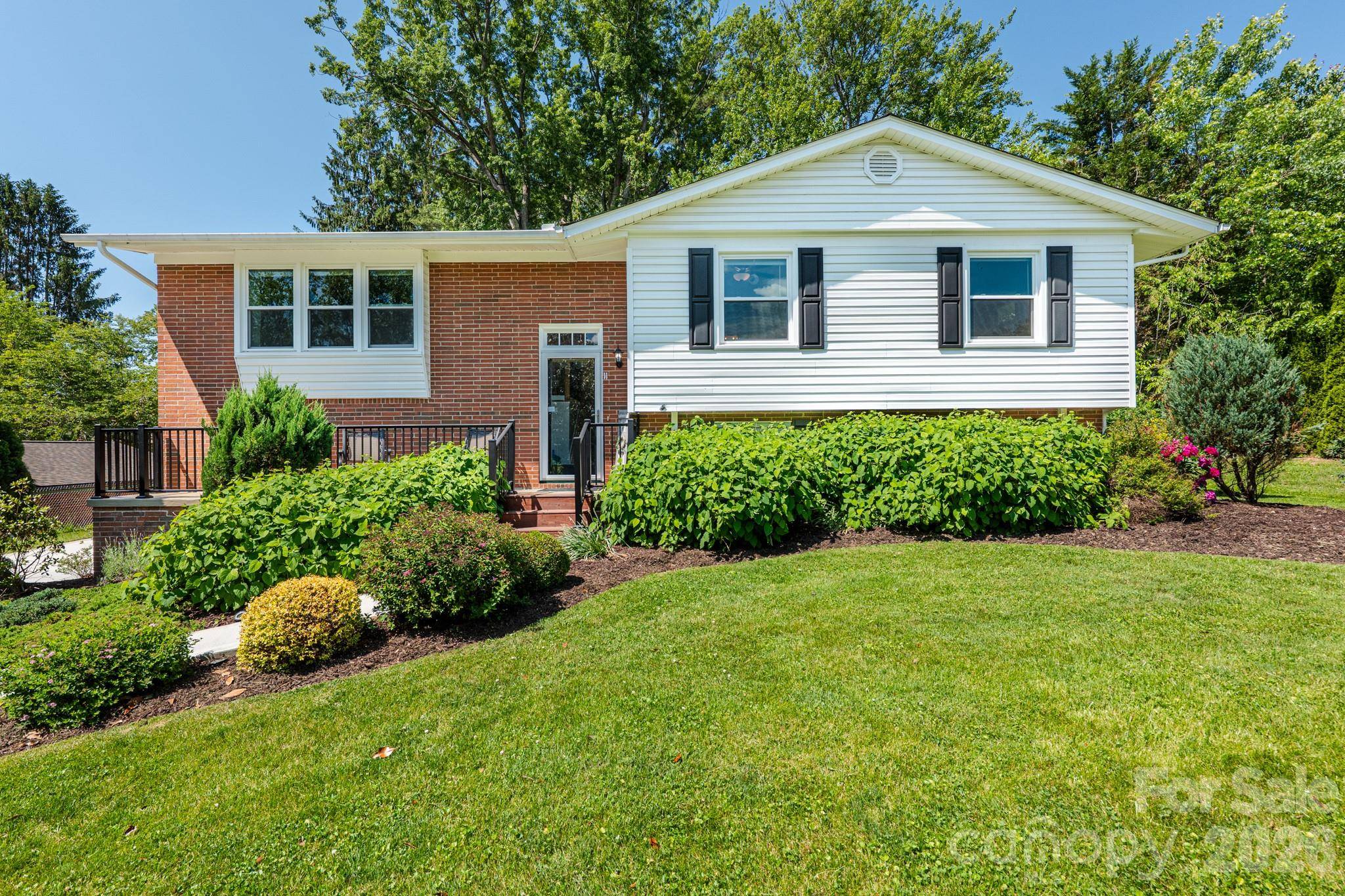 11 Summit DR, Arden, NC 28704