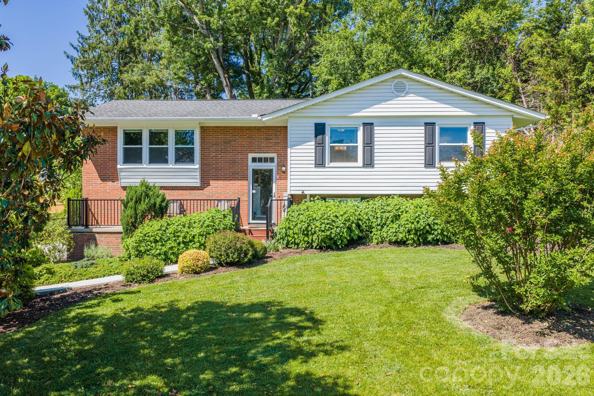 11 Summit DR, Arden, NC 28704