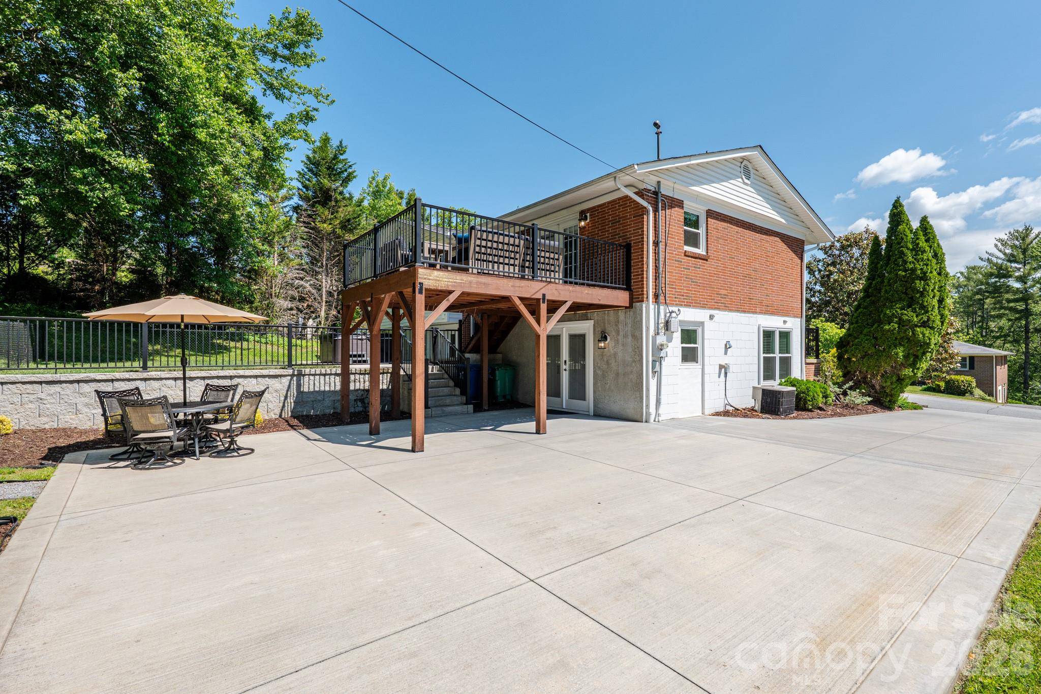 11 Summit DR, Arden, NC 28704