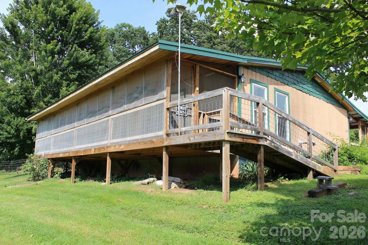 24 Karis LN, Clyde, NC 28721