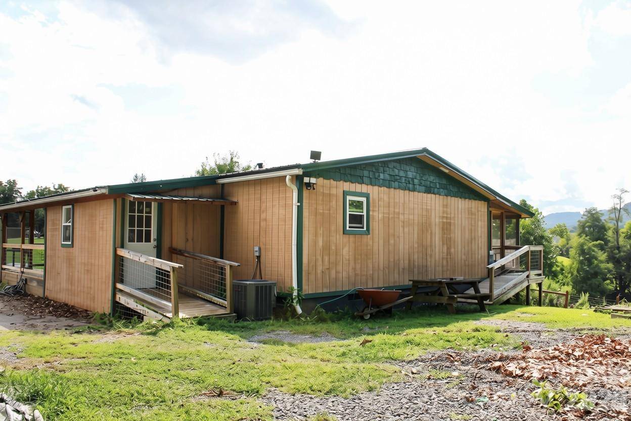 24 Karis LN, Clyde, NC 28721