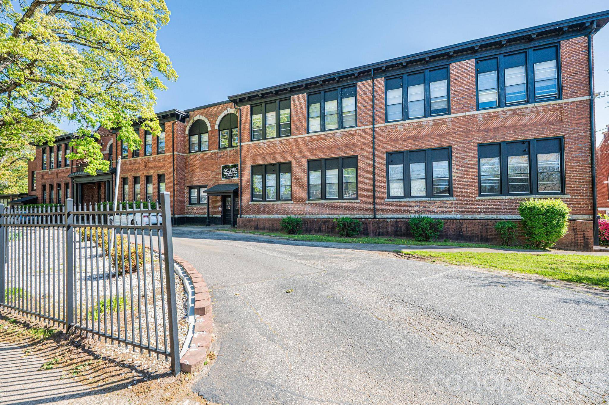 426 2nd AVE SE, Hickory, NC 28601