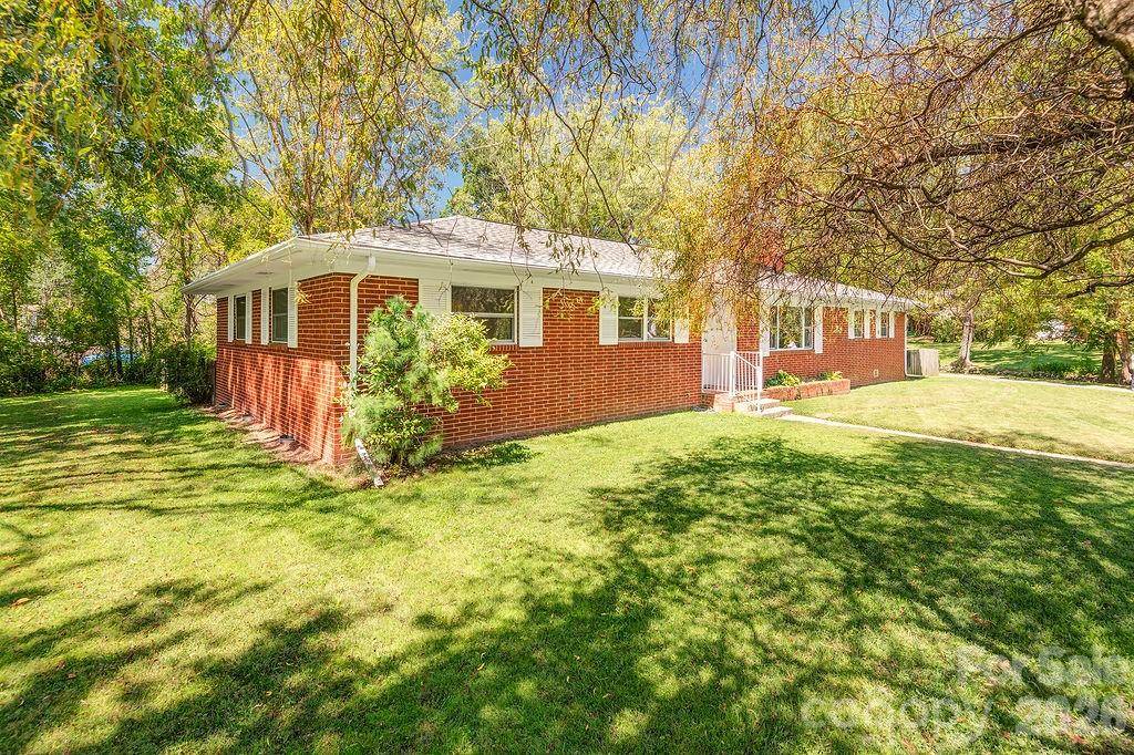 10 Meadowview RD, Asheville, NC 28804