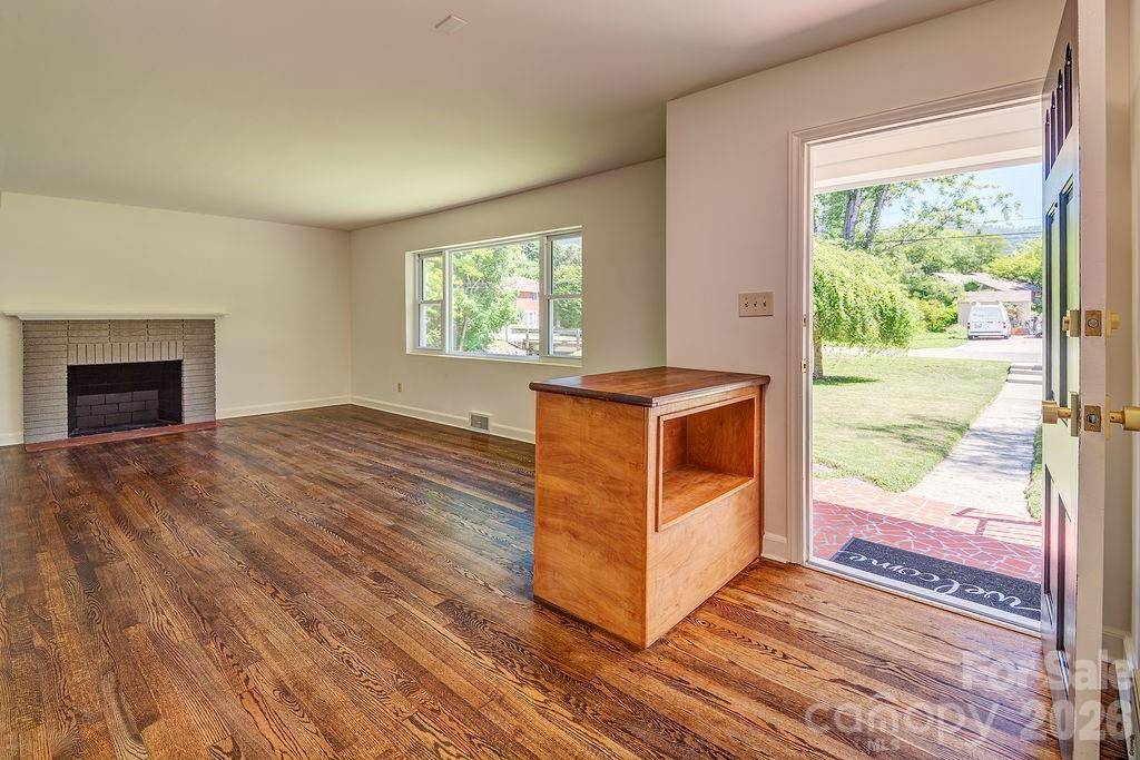 10 Meadowview RD, Asheville, NC 28804