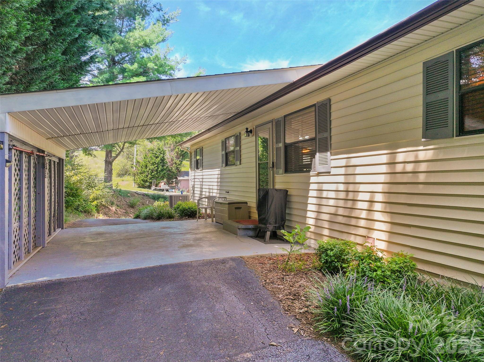 43 Thoren CT, Clyde, NC 28721