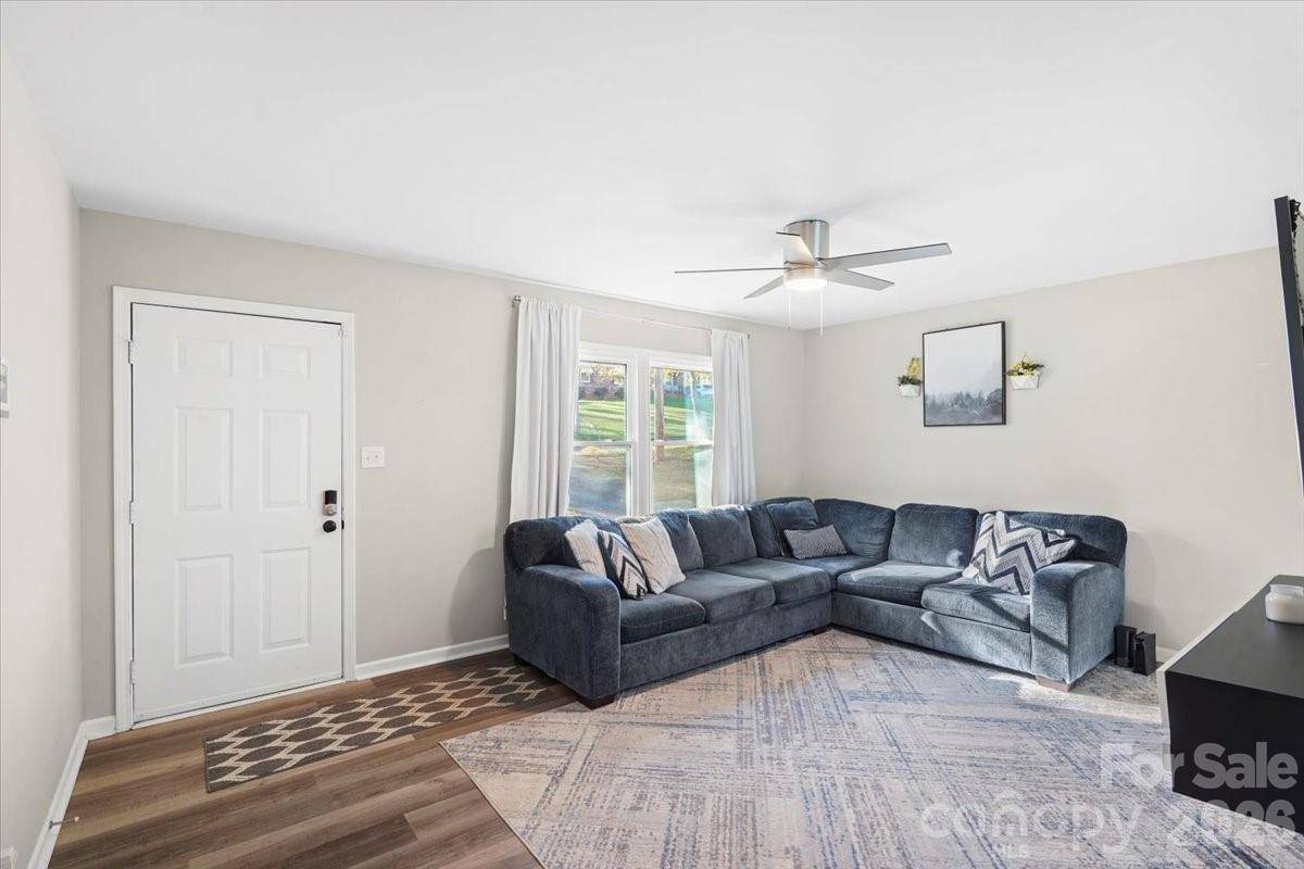 624 Dundeen DR, Gastonia, NC 28052
