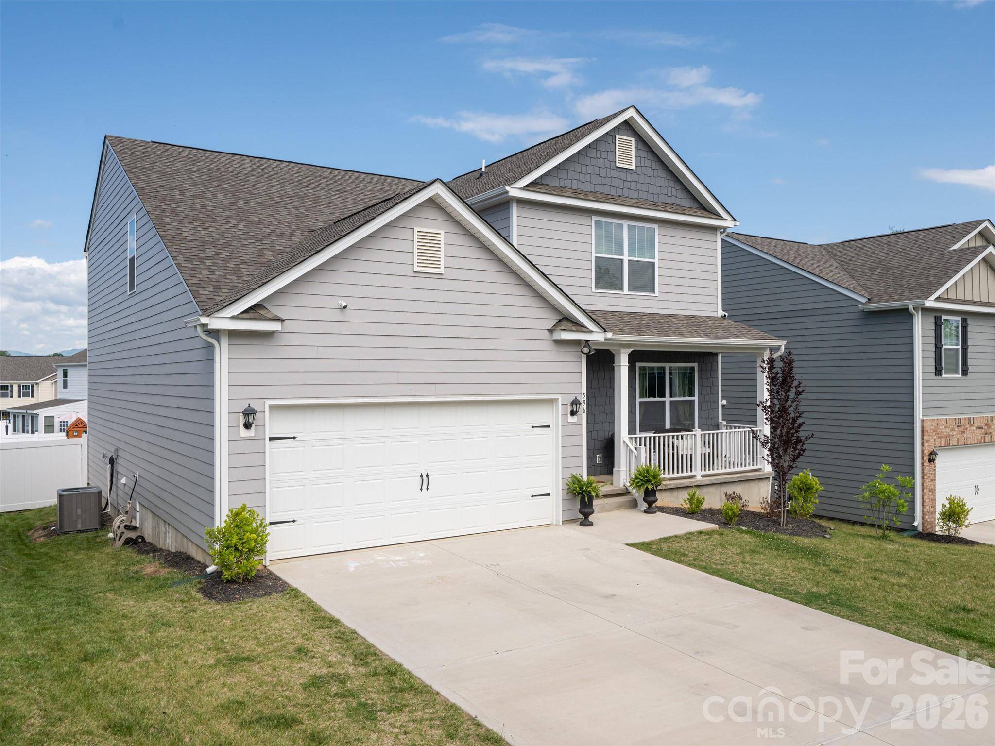 596 Country Oak DR, Asheville, NC 28804