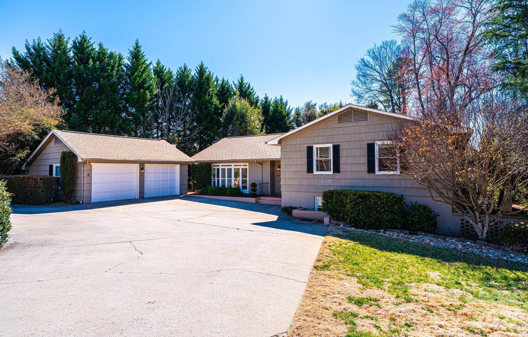 2035 2nd ST NW, Hickory, NC 28601