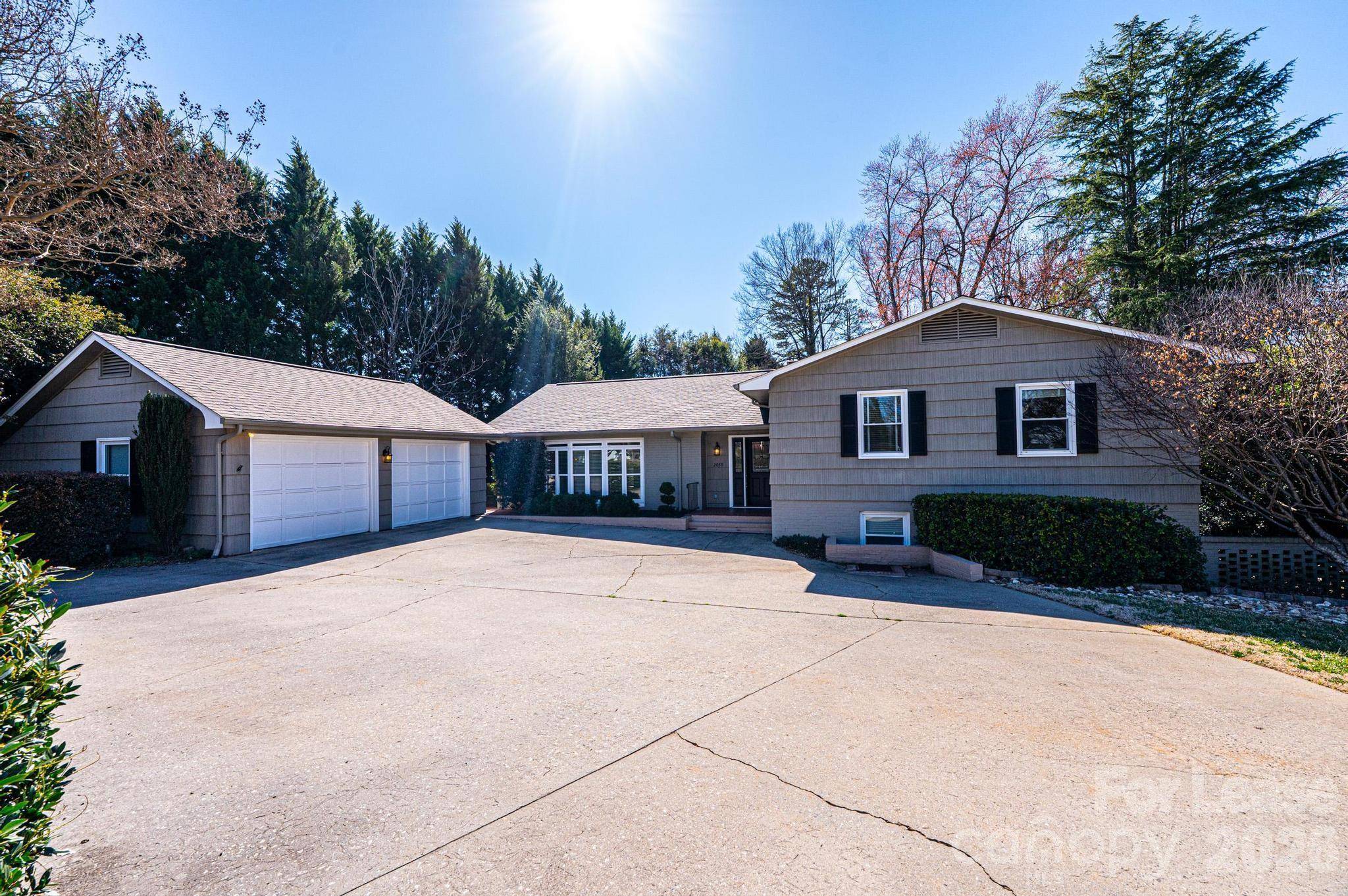 2035 2nd ST NW, Hickory, NC 28601