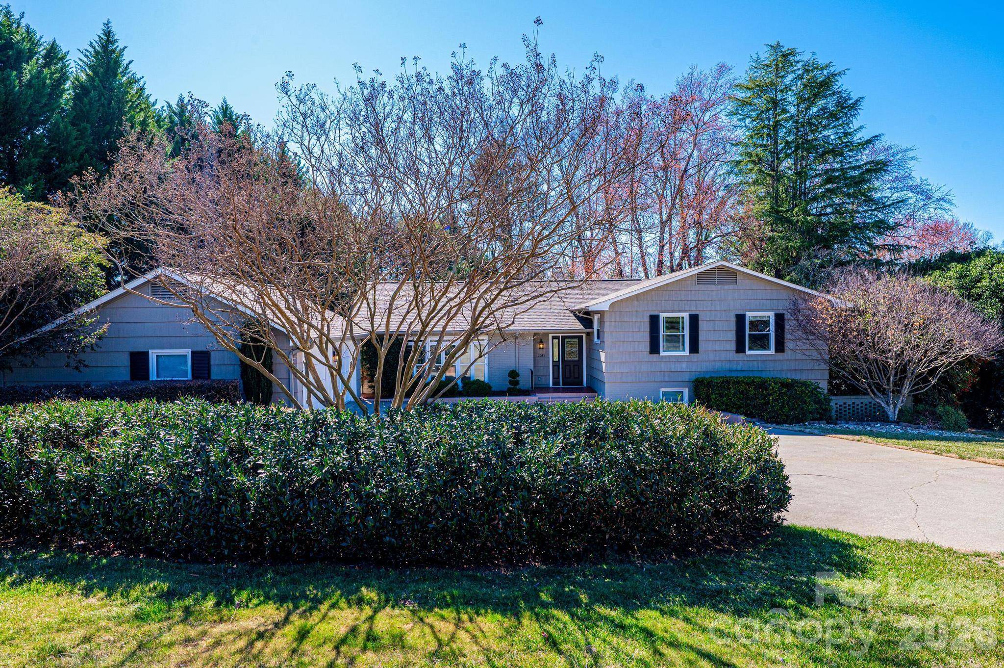 2035 2nd ST NW, Hickory, NC 28601