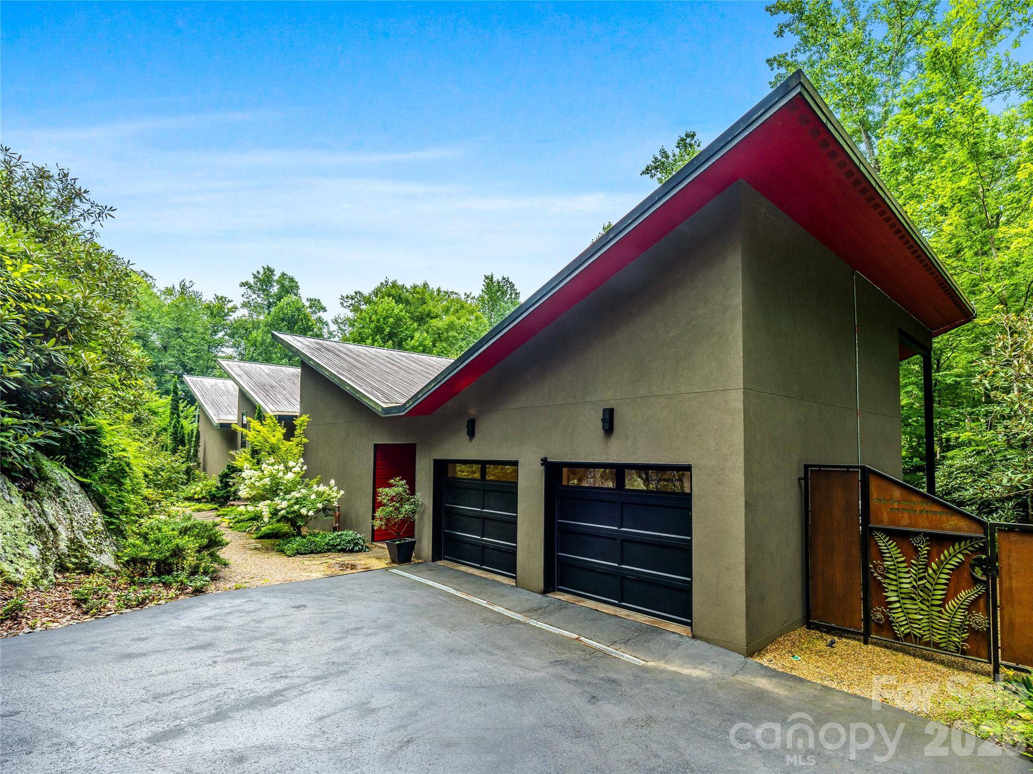 33 Robinson Creek RD, Asheville, NC 28803