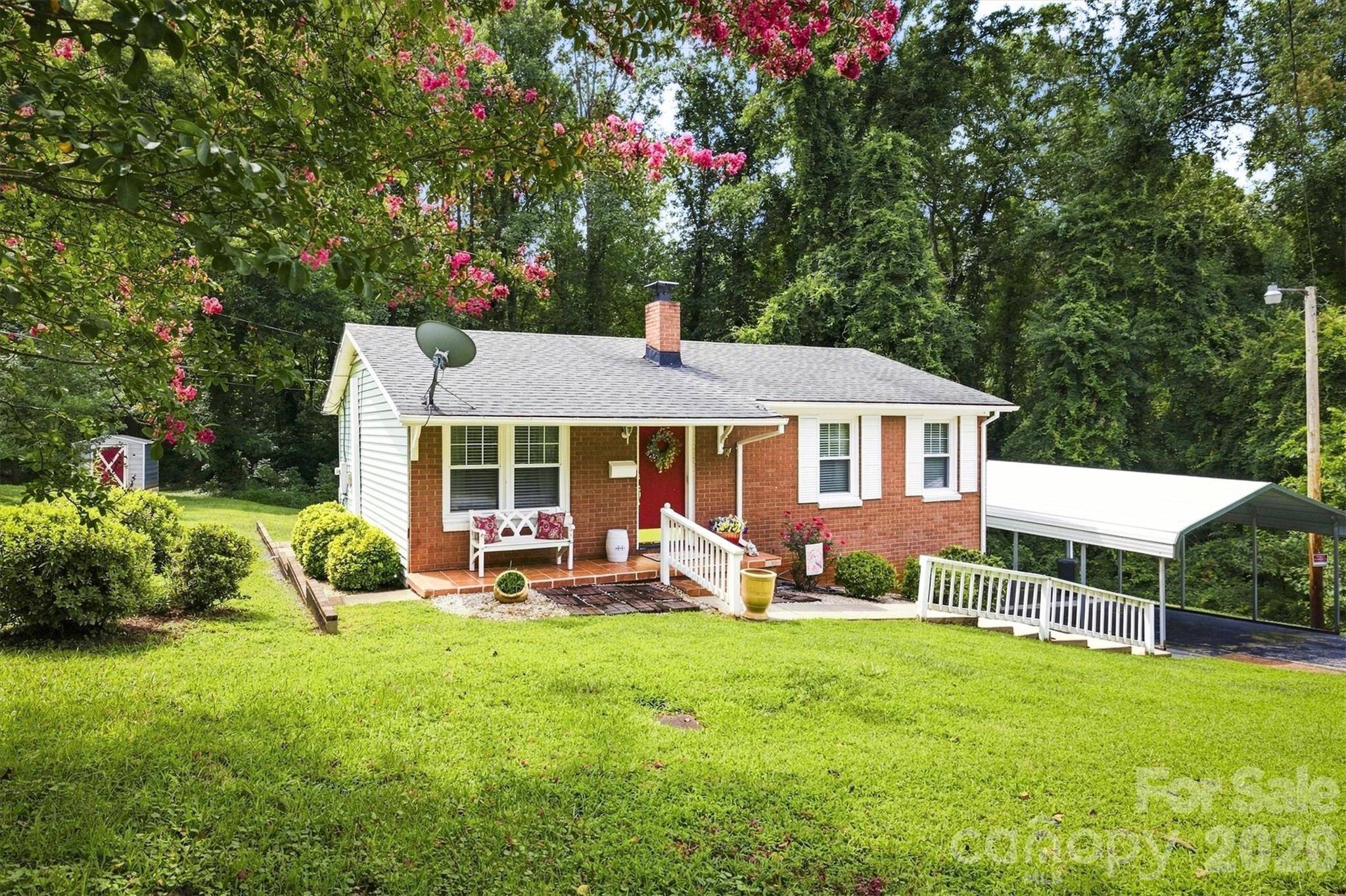 121 Rhyne ST, Morganton, NC 28655