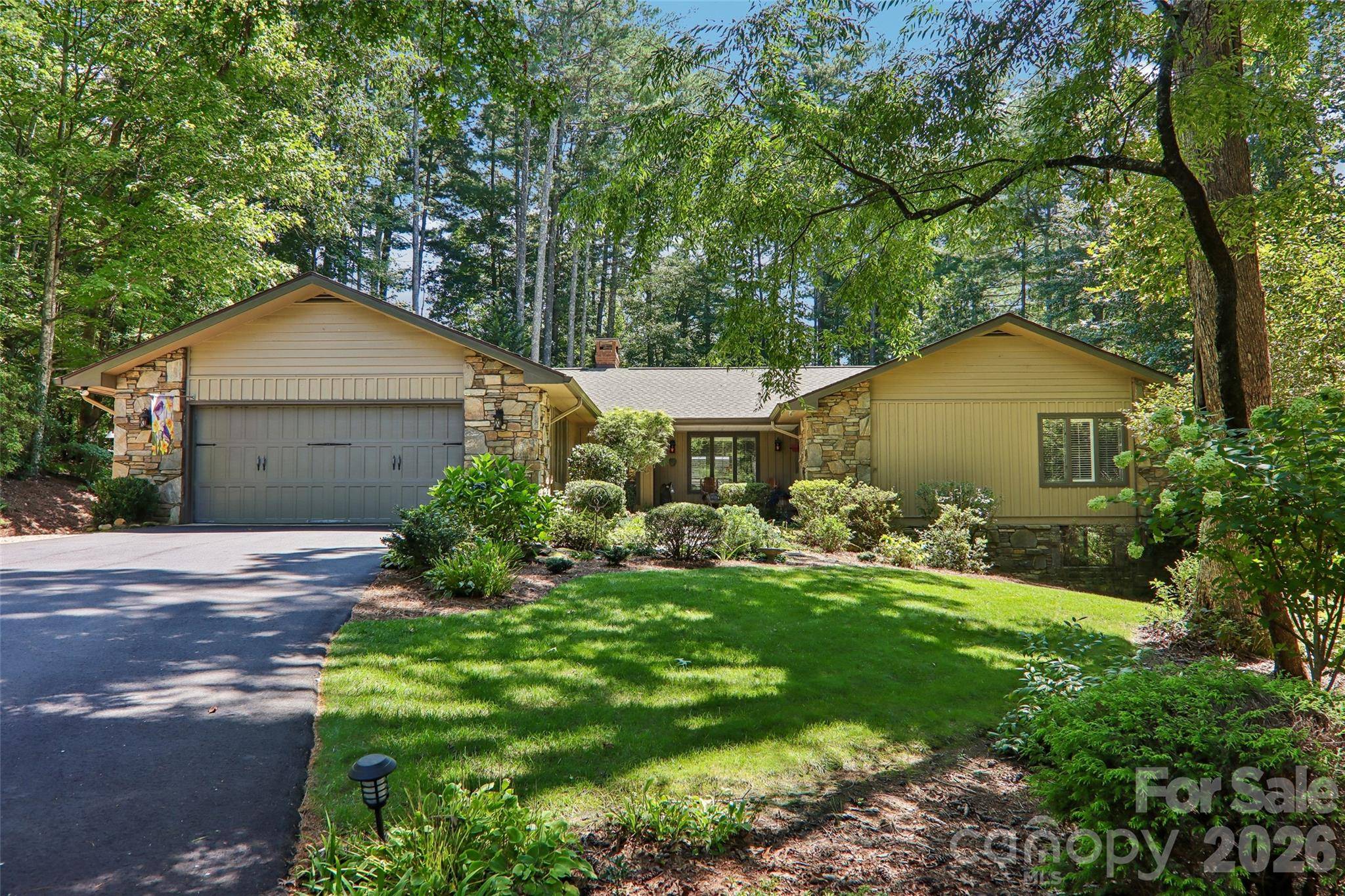133 Larchmont DR, Hendersonville, NC 28791