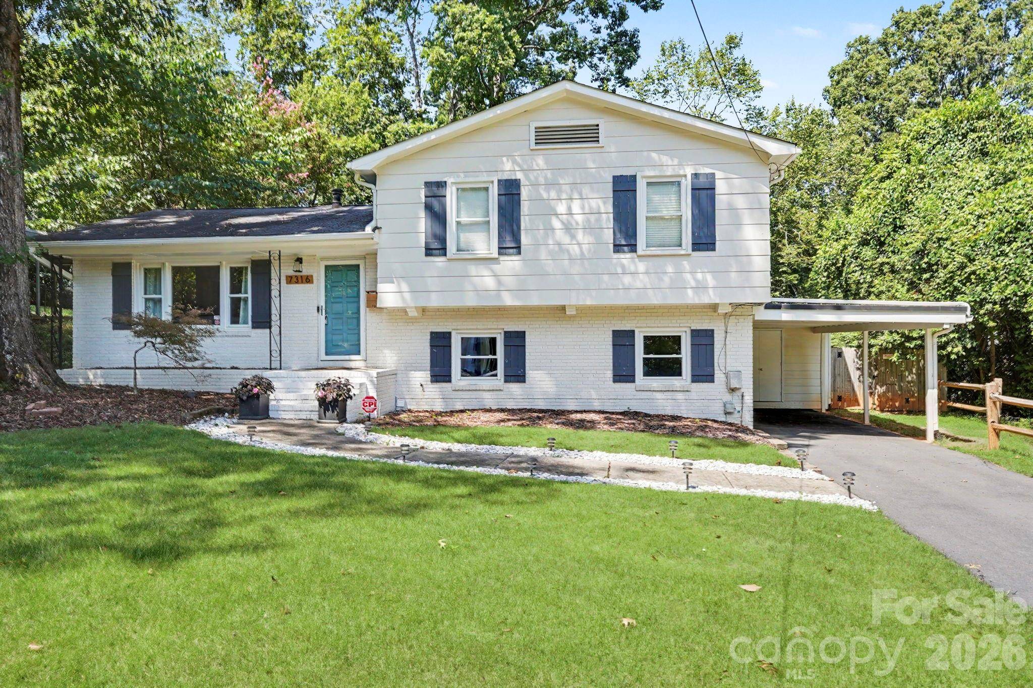 7316 Thorncliff DR, Charlotte, NC 28210