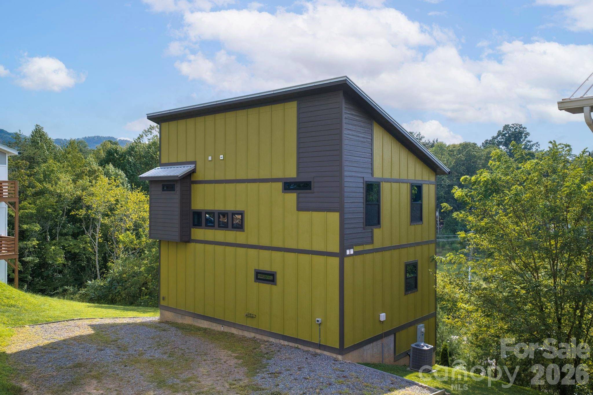 613 Salem Heights LN, Swannanoa, NC 28778