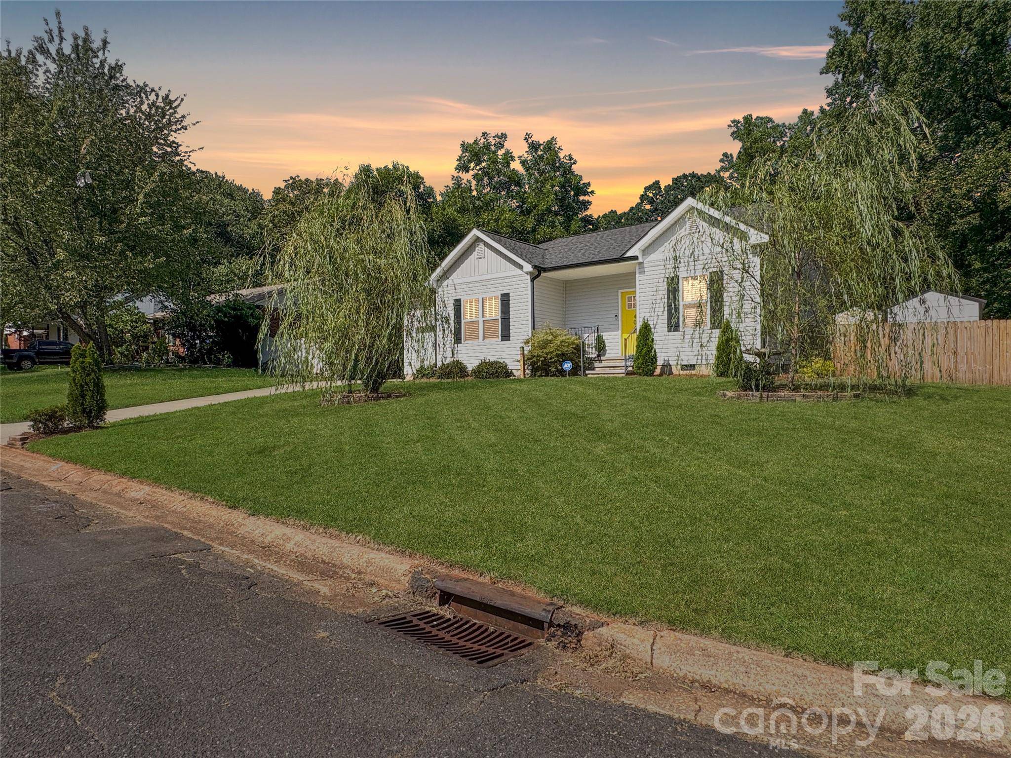 404 Skipwith PL, Charlotte, NC 28217