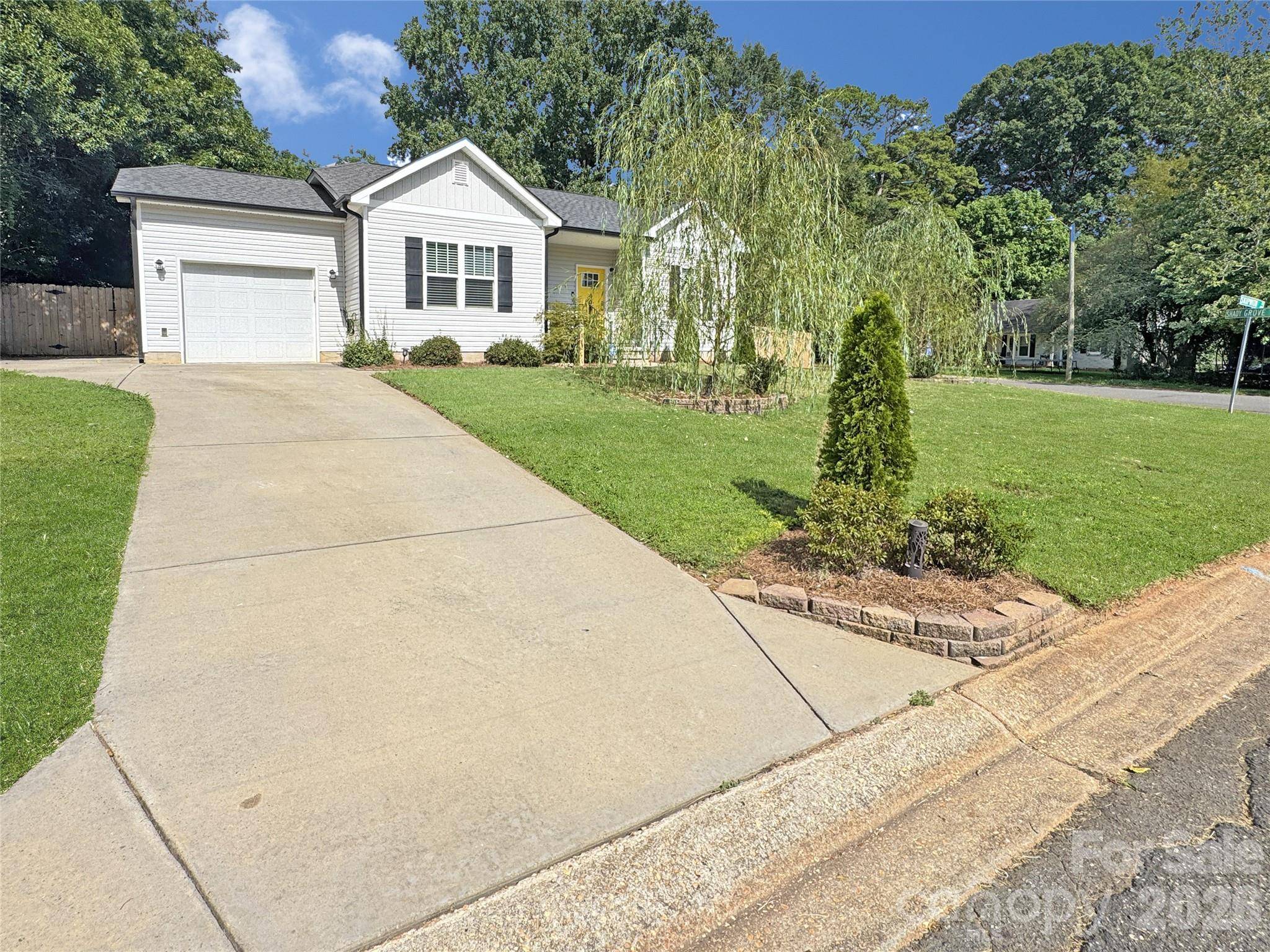 404 Skipwith PL, Charlotte, NC 28217