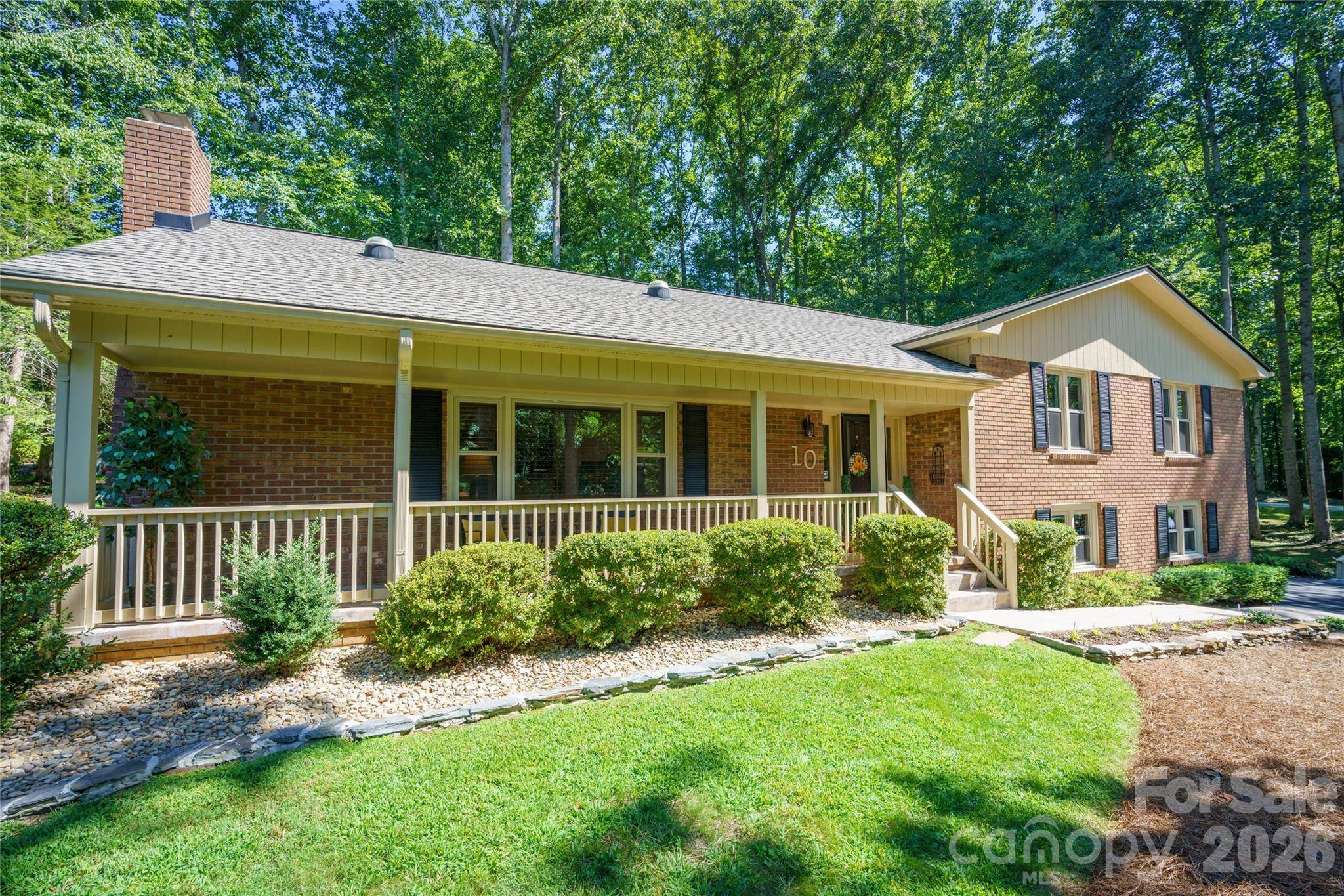 10 Surrey RUN, Hendersonville, NC 28791