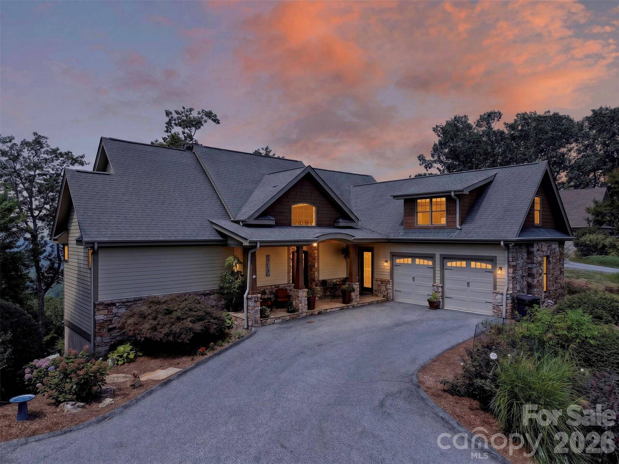 851 Sunlight Ridge DR, Hendersonville, NC 28792