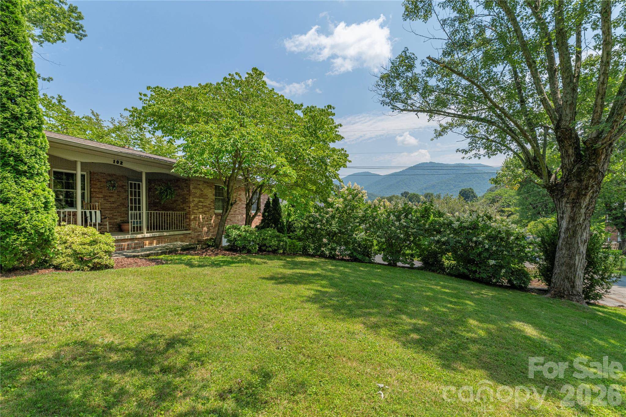 102 Azalea DR, Waynesville, NC 28786