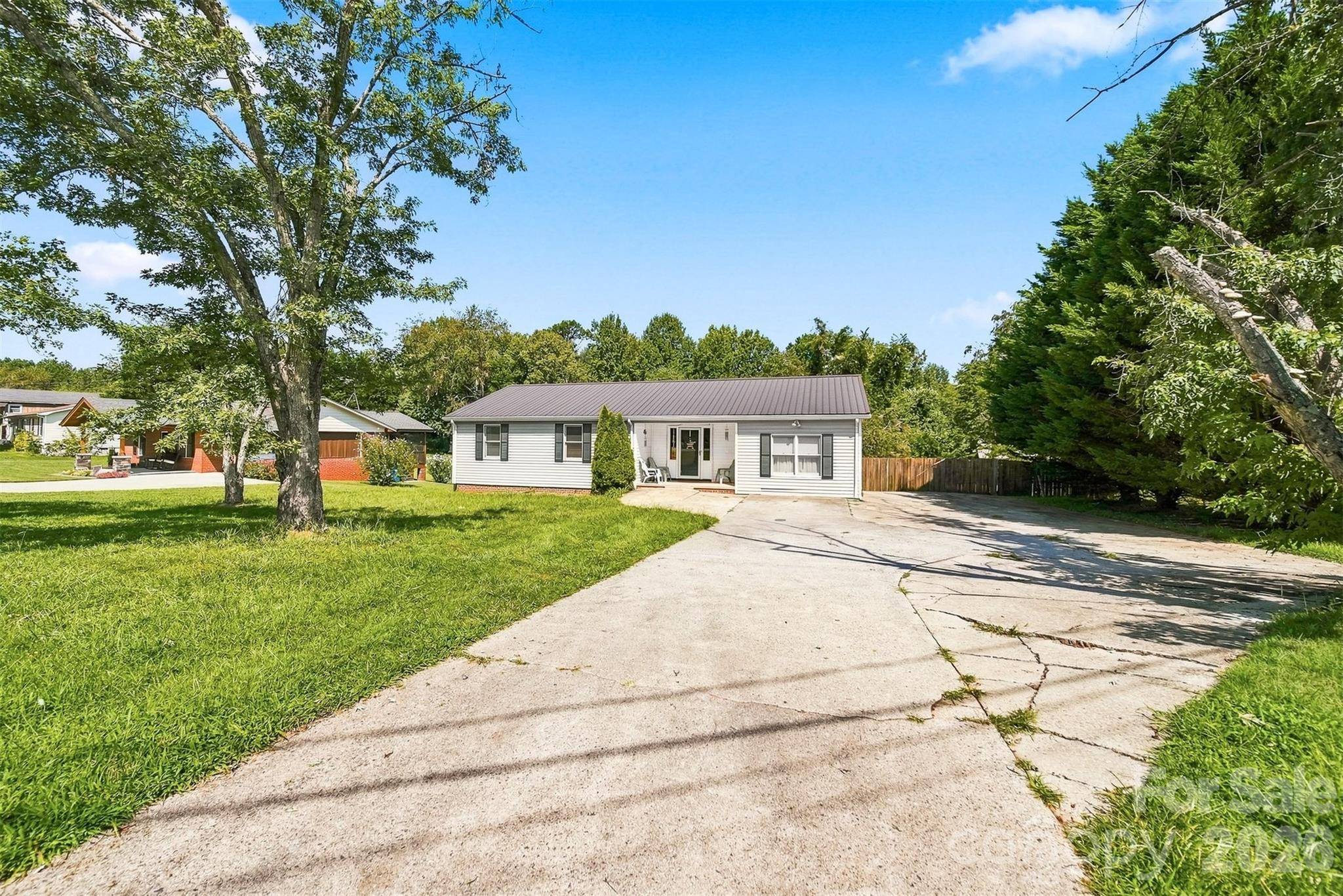 425 Heritage Farm RD, Hickory, NC 28601