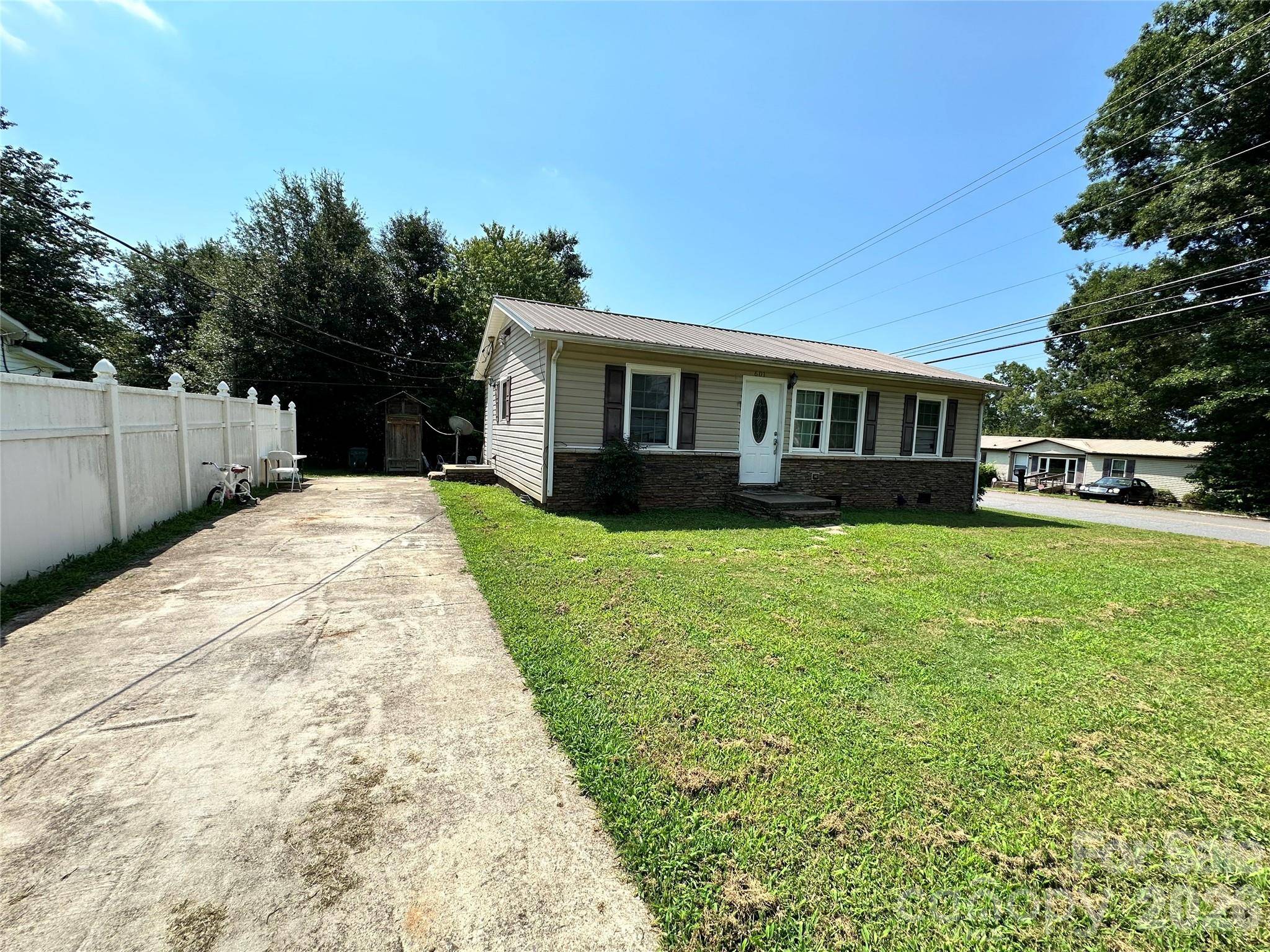 601 E Saunders AVE, Newton, NC 28658