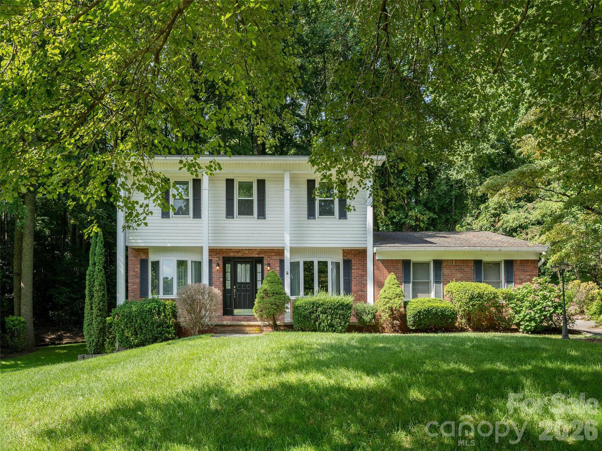 211 Ginseng LN, Hendersonville, NC 28791