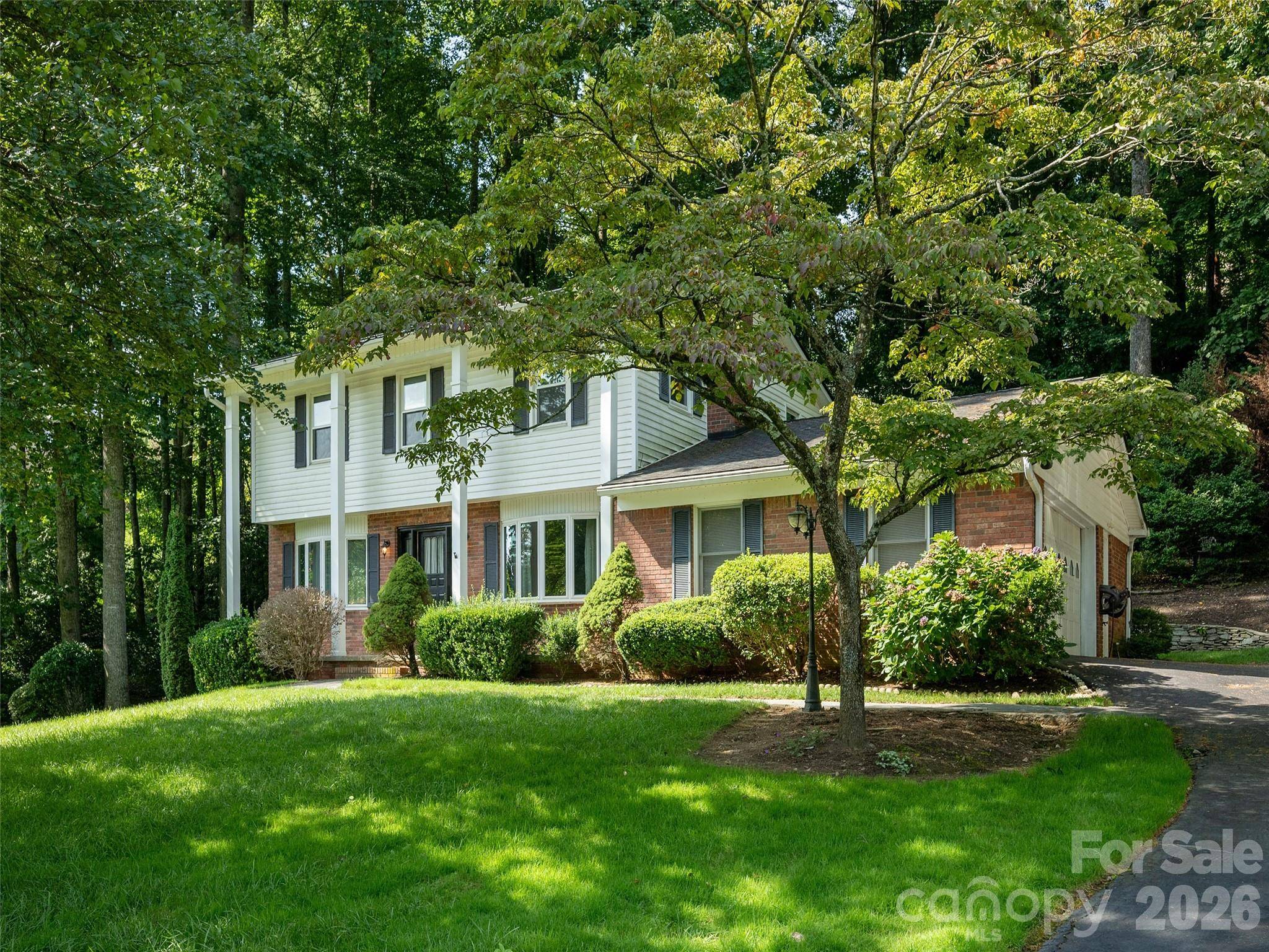 211 Ginseng LN, Hendersonville, NC 28791
