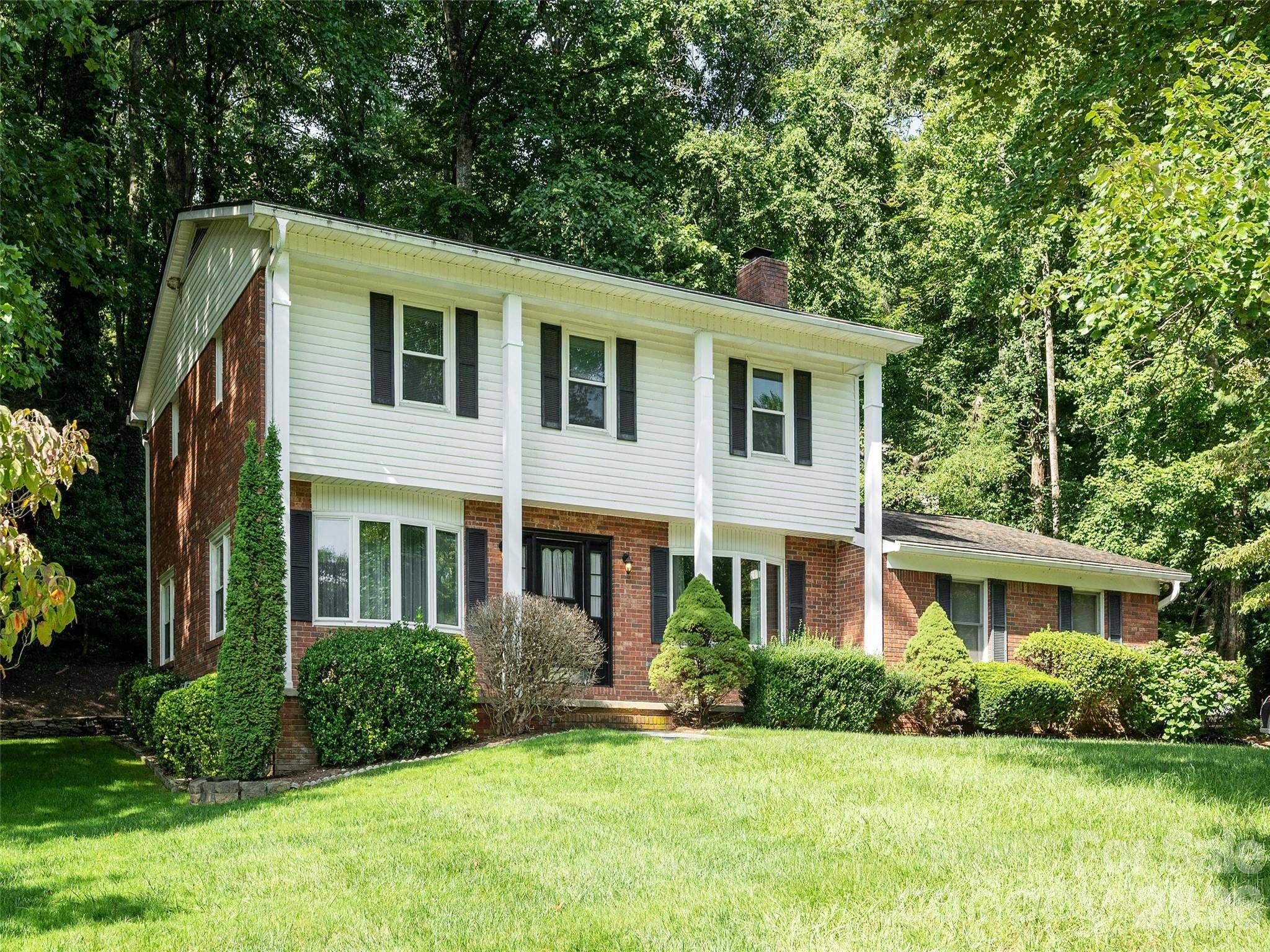 211 Ginseng LN, Hendersonville, NC 28791