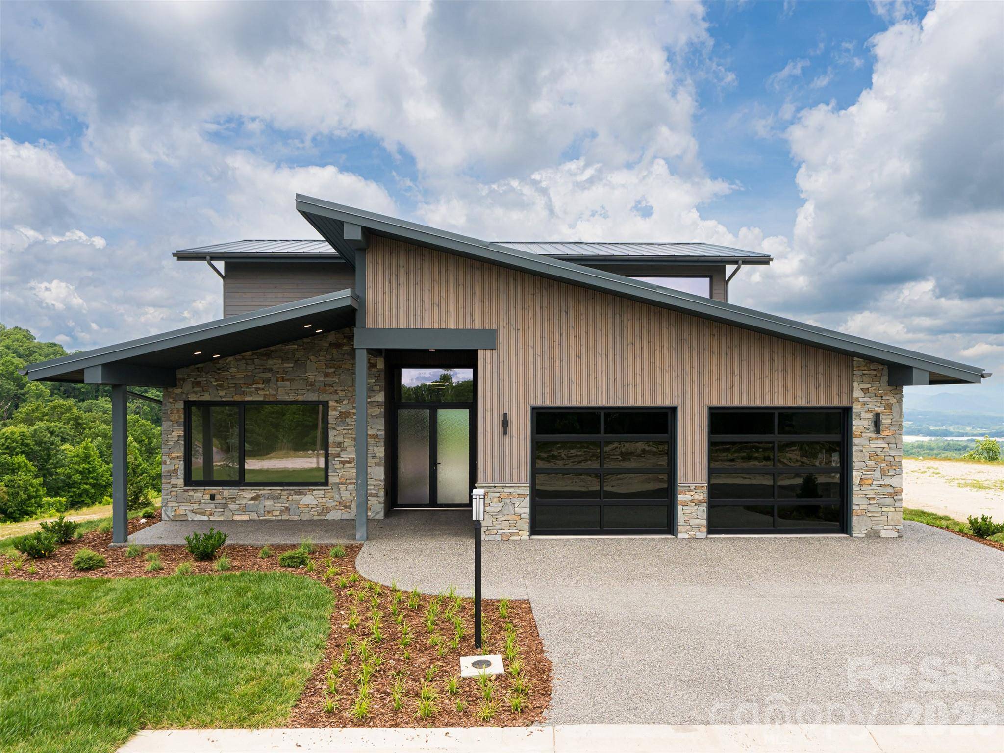 24 S Watchman DR, Hendersonville, NC 28791