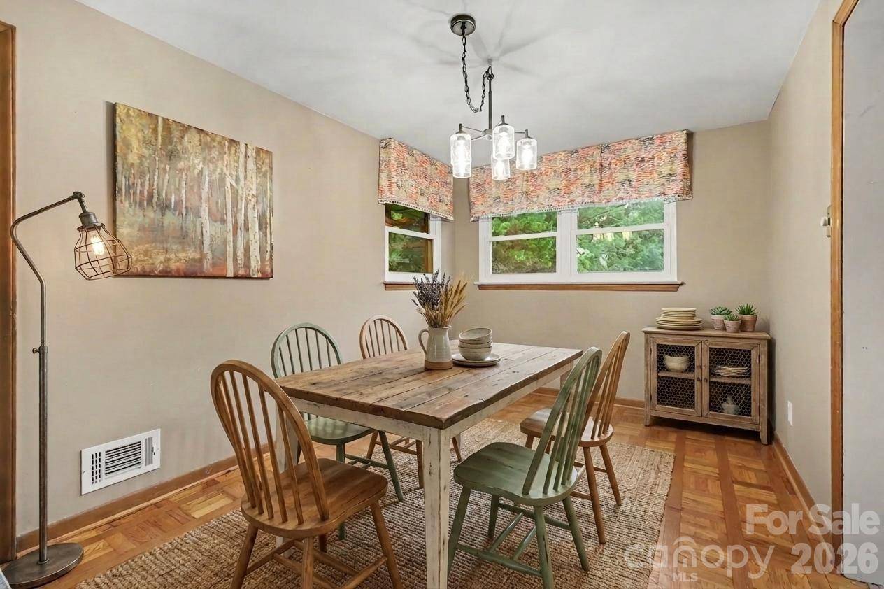 126 21st AVE NW, Hickory, NC 28601