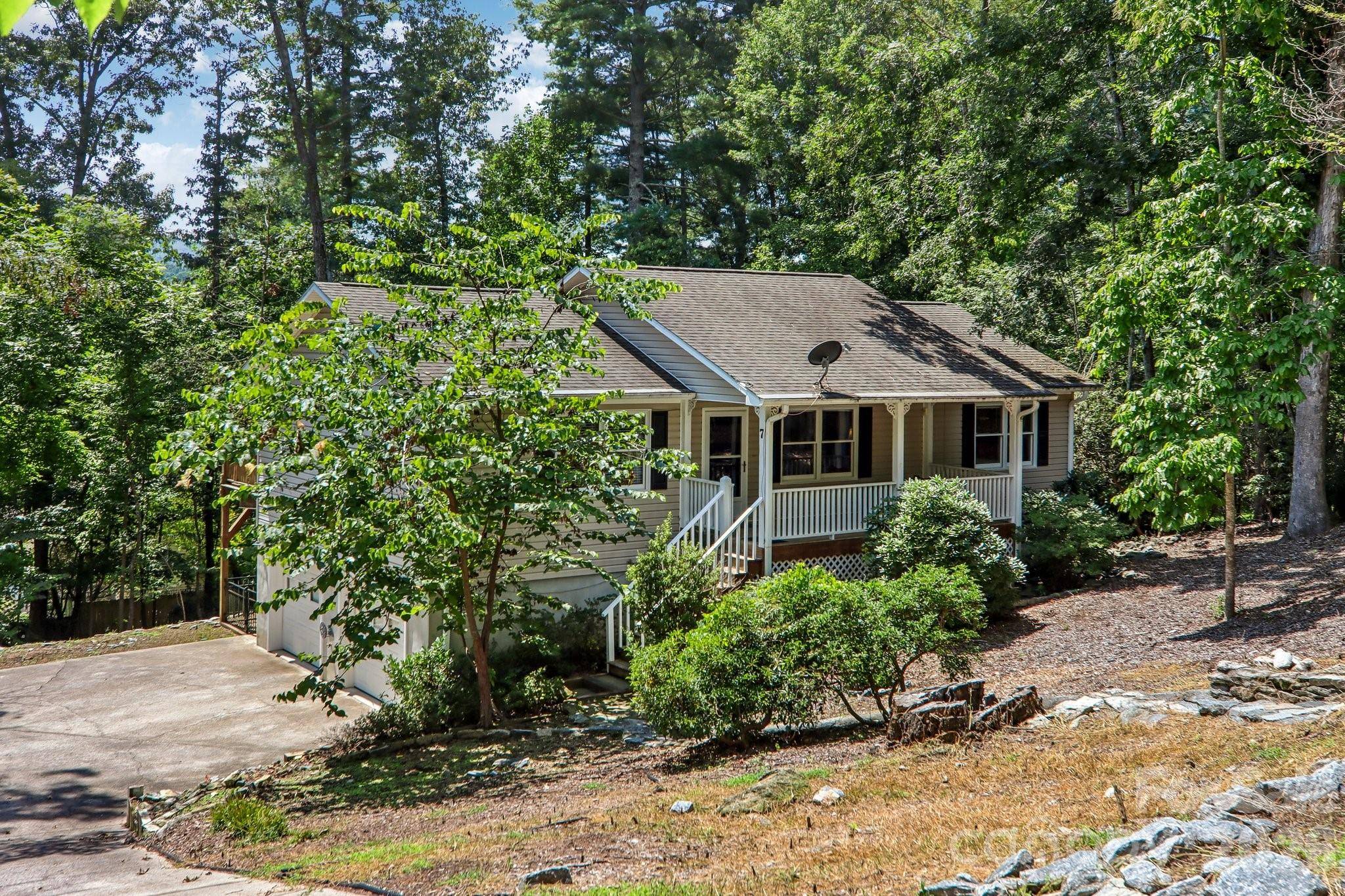 7 Maple Leaf DR, Hendersonville, NC 28739