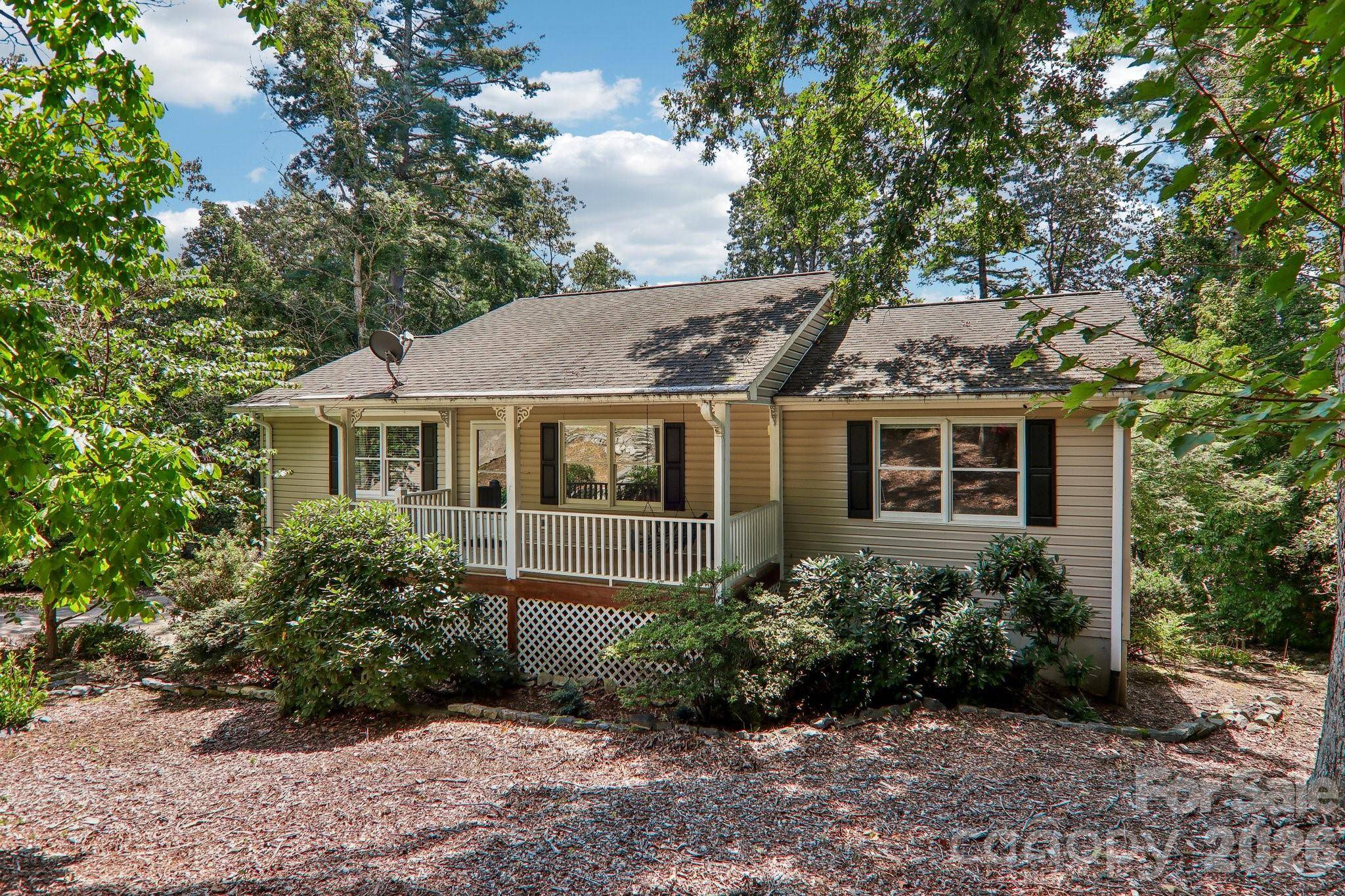 7 Maple Leaf DR, Hendersonville, NC 28739