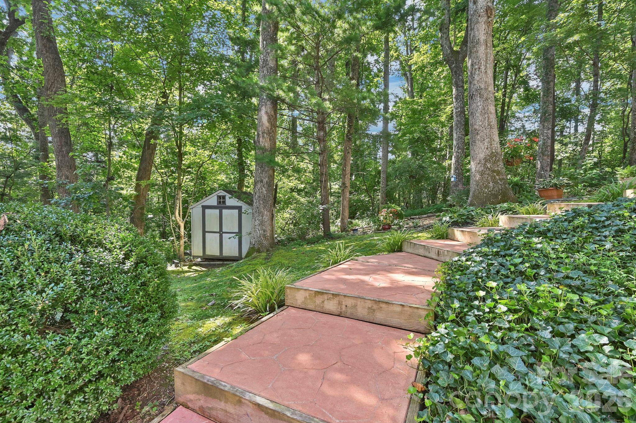 25 Weston Heights DR, Asheville, NC 28803