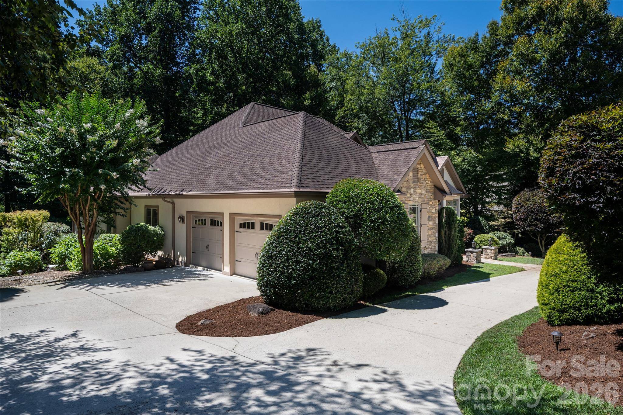 170 Cape Martin CIR, Hendersonville, NC 28791