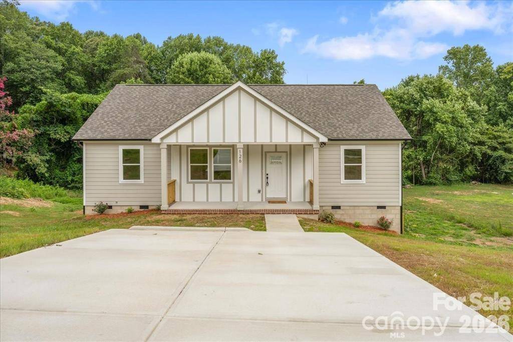 126 Aspen ST, Yadkinville, NC 27055