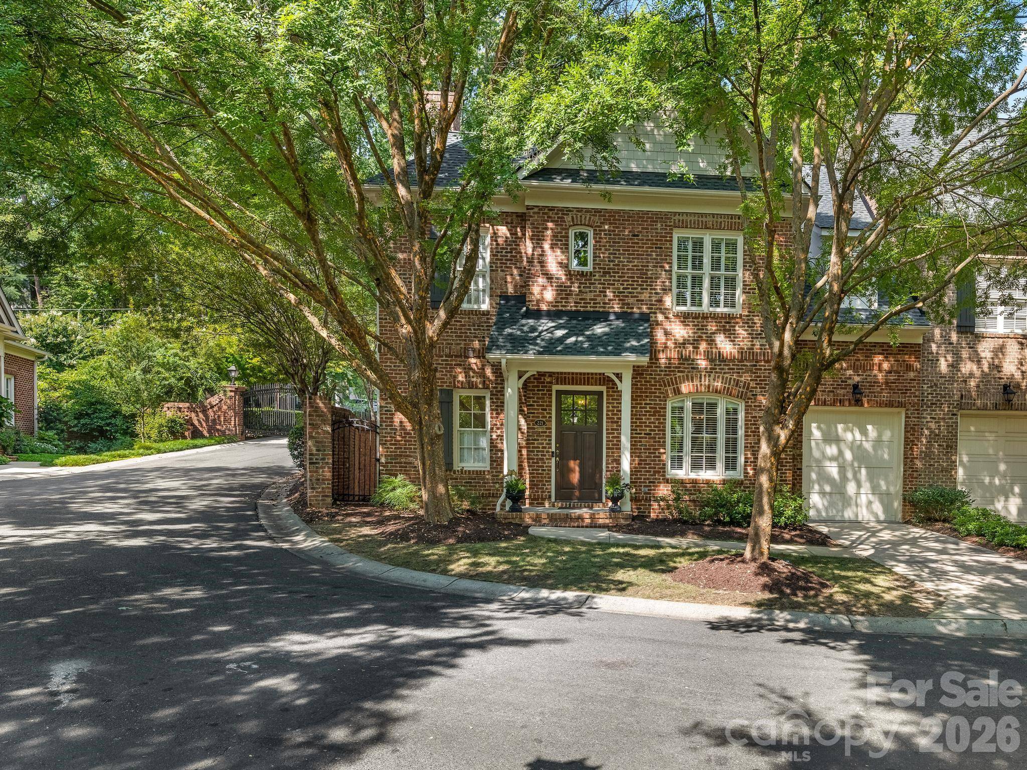 221 Crownsgate CT, Charlotte, NC 28207