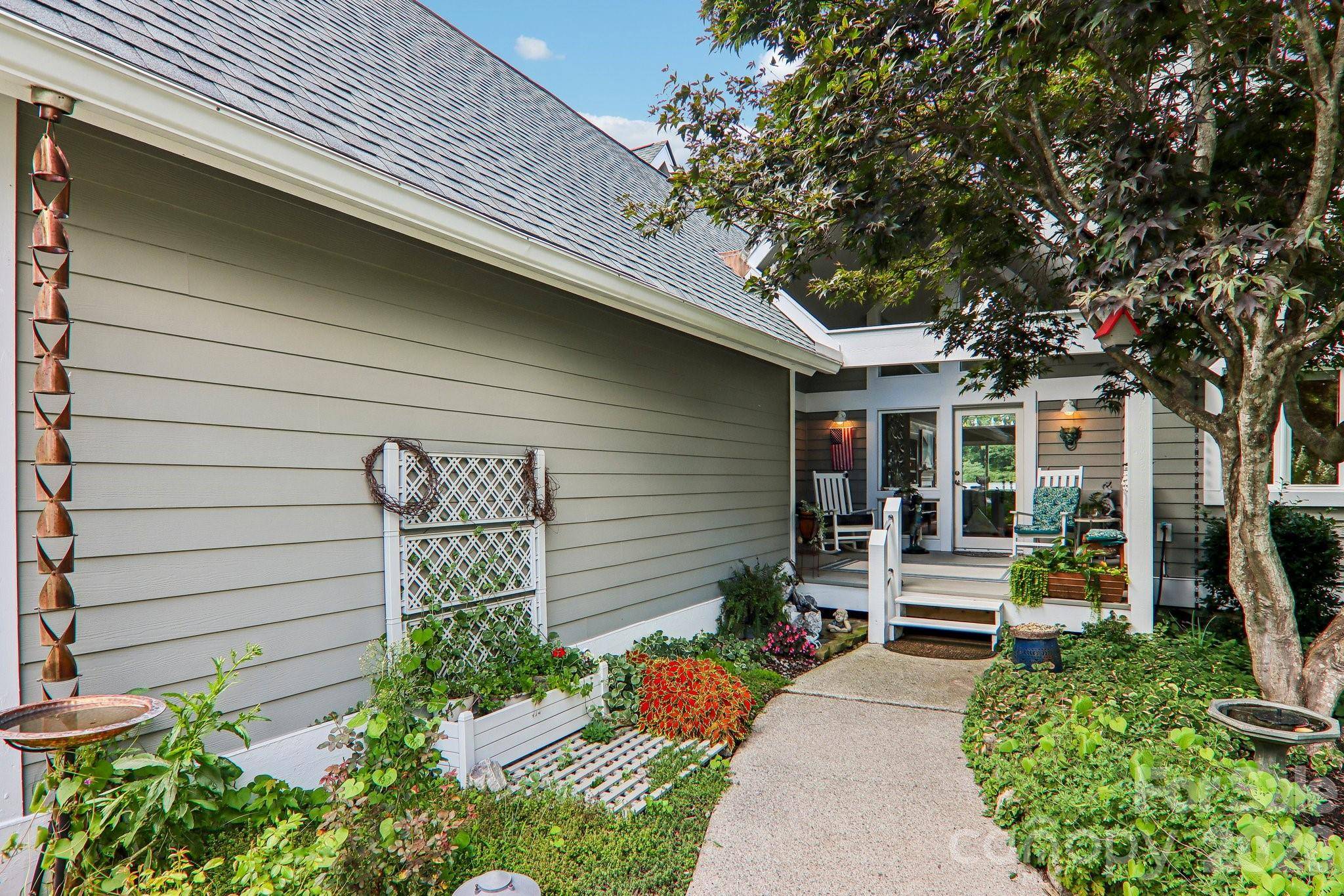 146 Overlook DR, Flat Rock, NC 28731