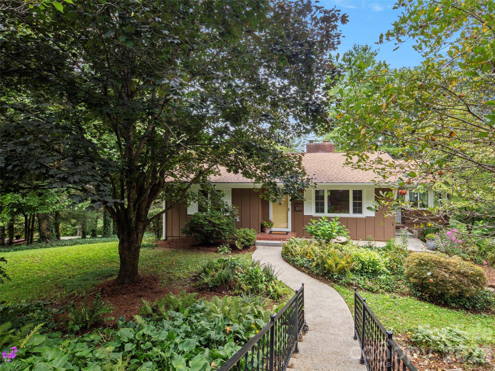 209 White Pine DR, Asheville, NC 28805